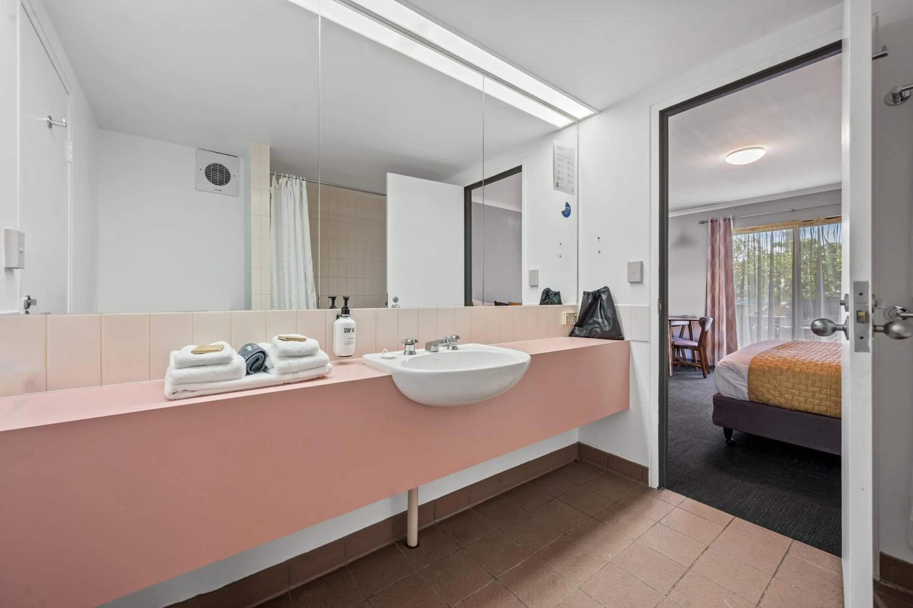 Bed in Comfort Inn The Pier