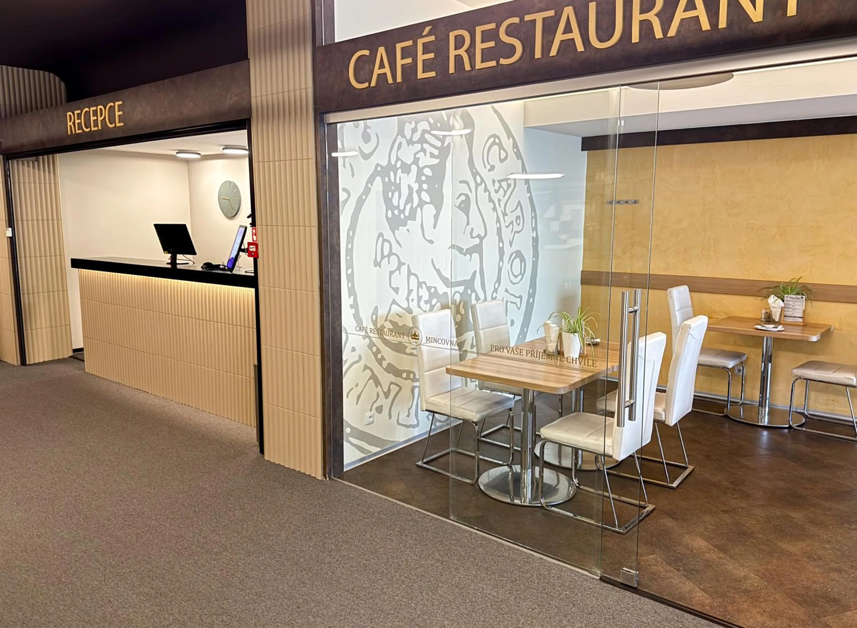 Restaurant/places to eat in Hotel Koruna