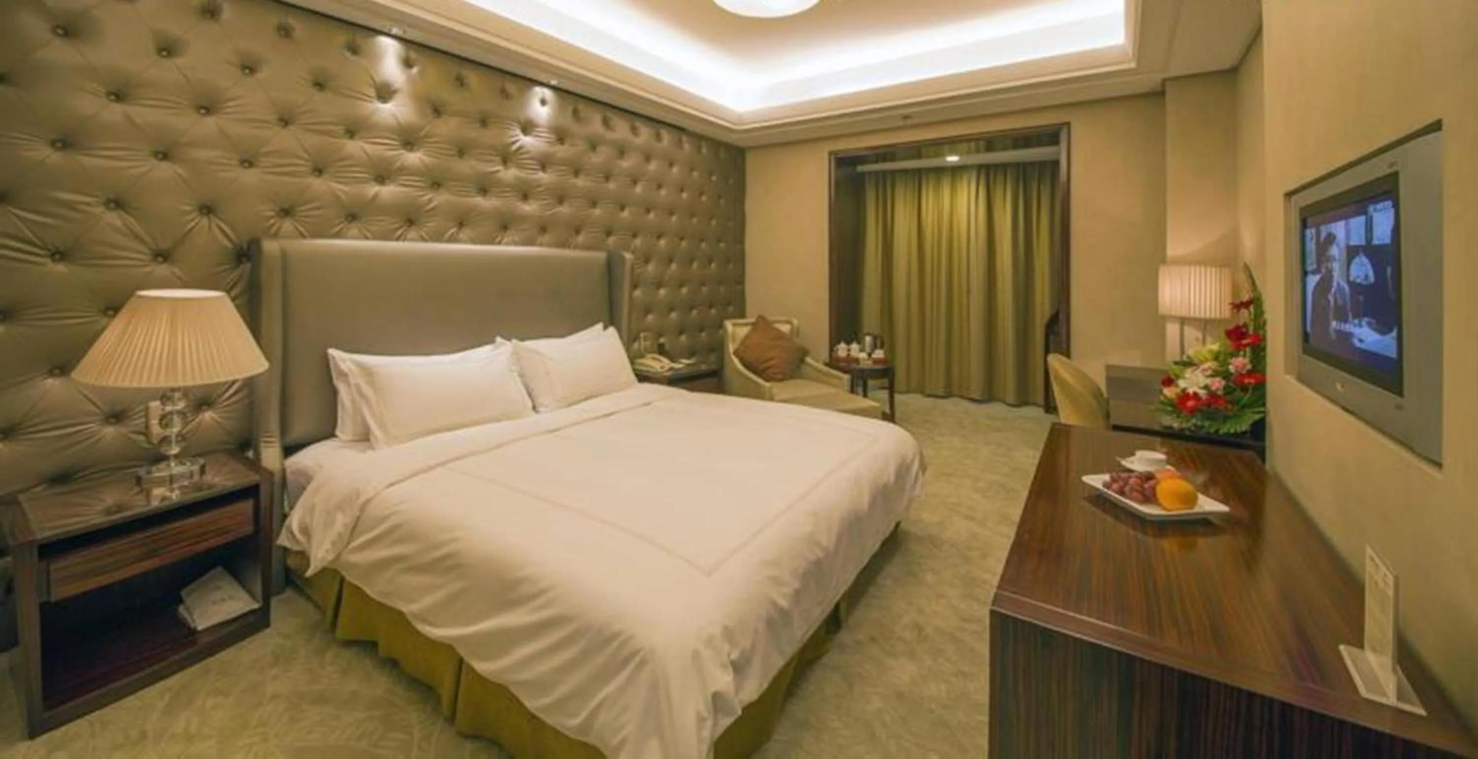 Bedroom, Bed in Shu Guang International Hotel