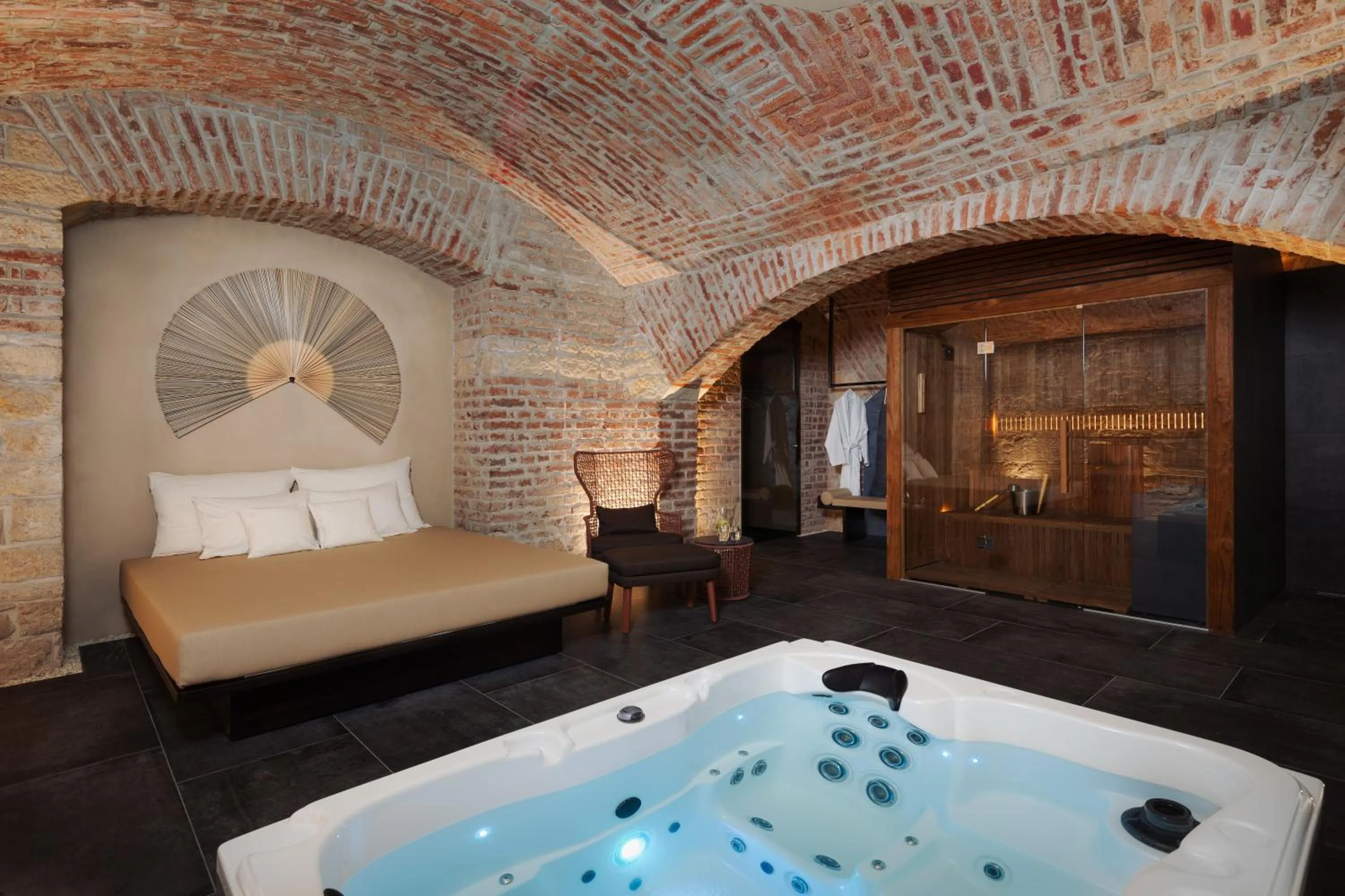 Hot Tub, Bed in EA Hotel Sonata