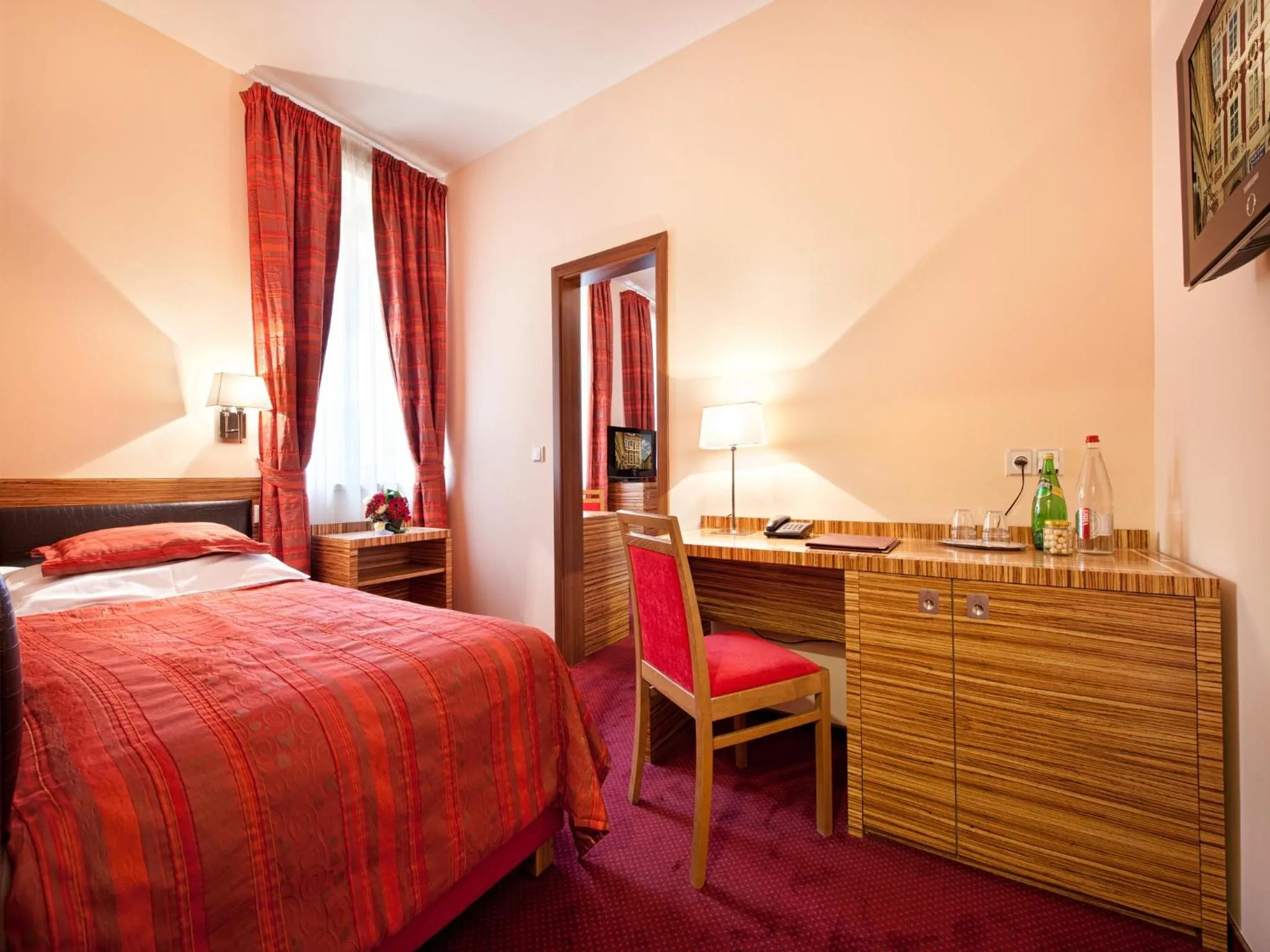 Seating area, Bed in EA Hotel Sonata