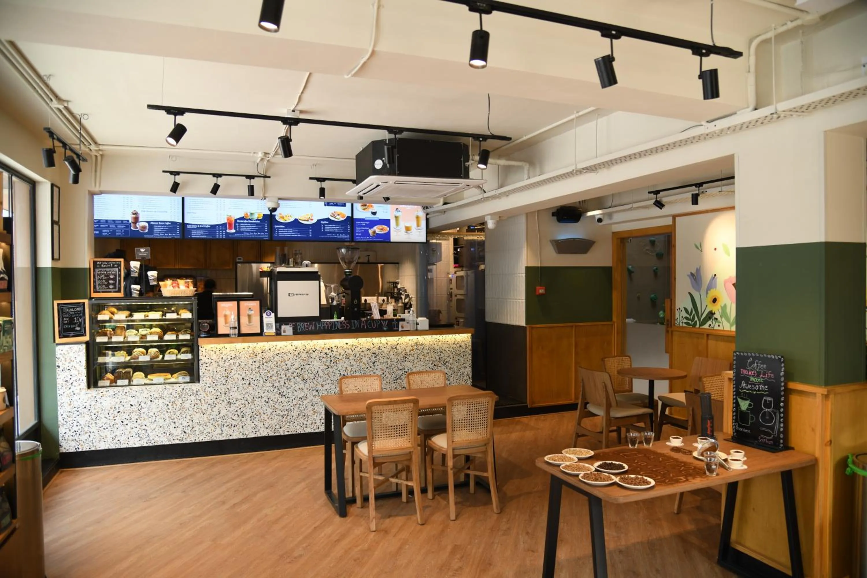 Restaurant/places to eat in The Legend Inn Delhi