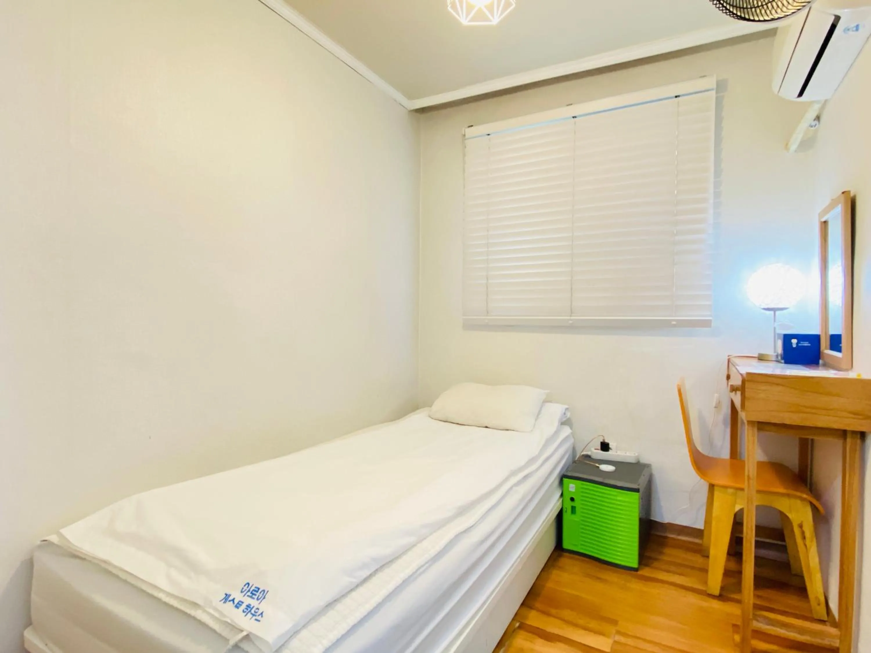 Photo of the whole room, Bed in Aroha Guesthouse Seoul Station