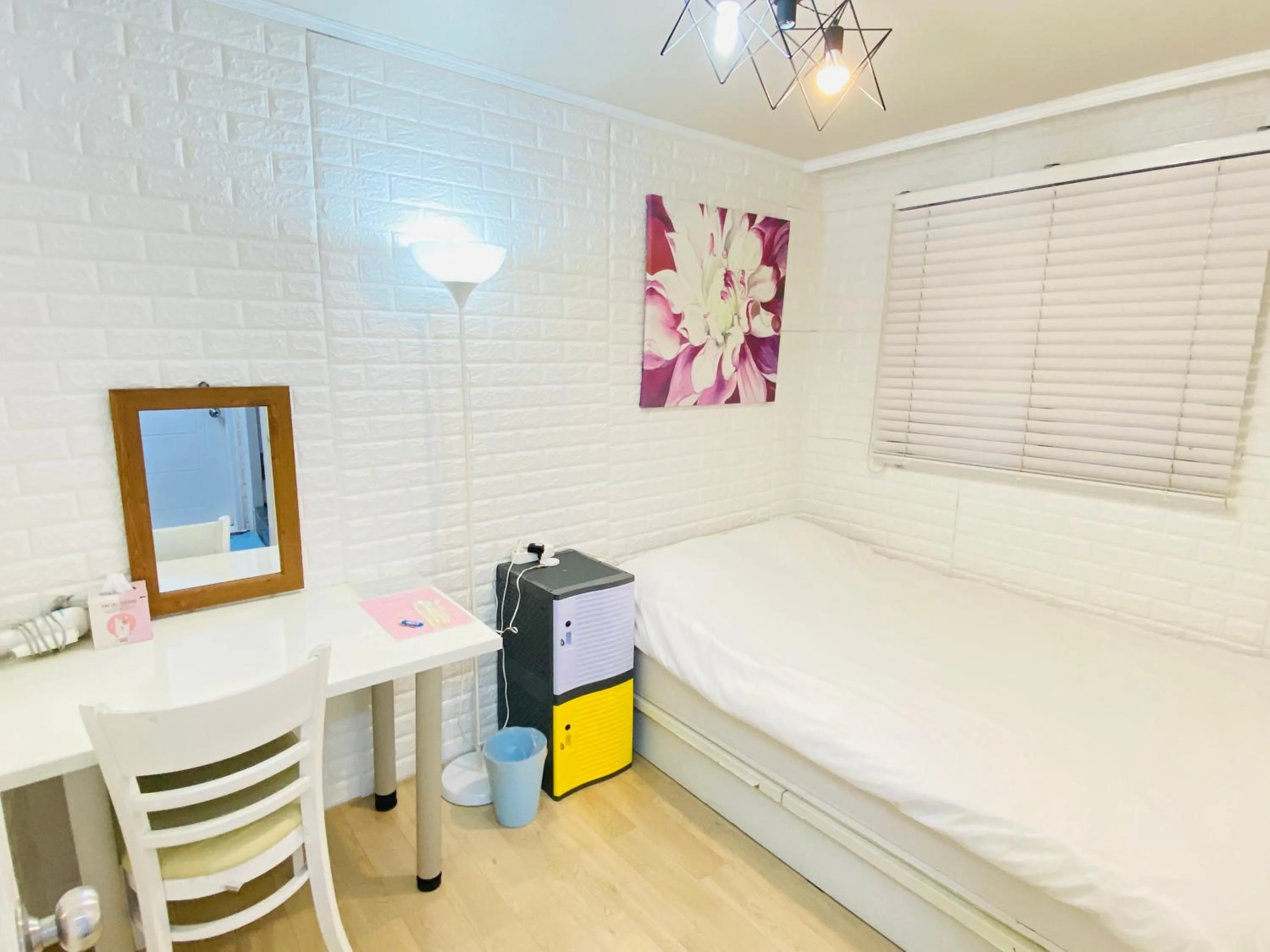 Photo of the whole room, Bed in Aroha Guesthouse Seoul Station