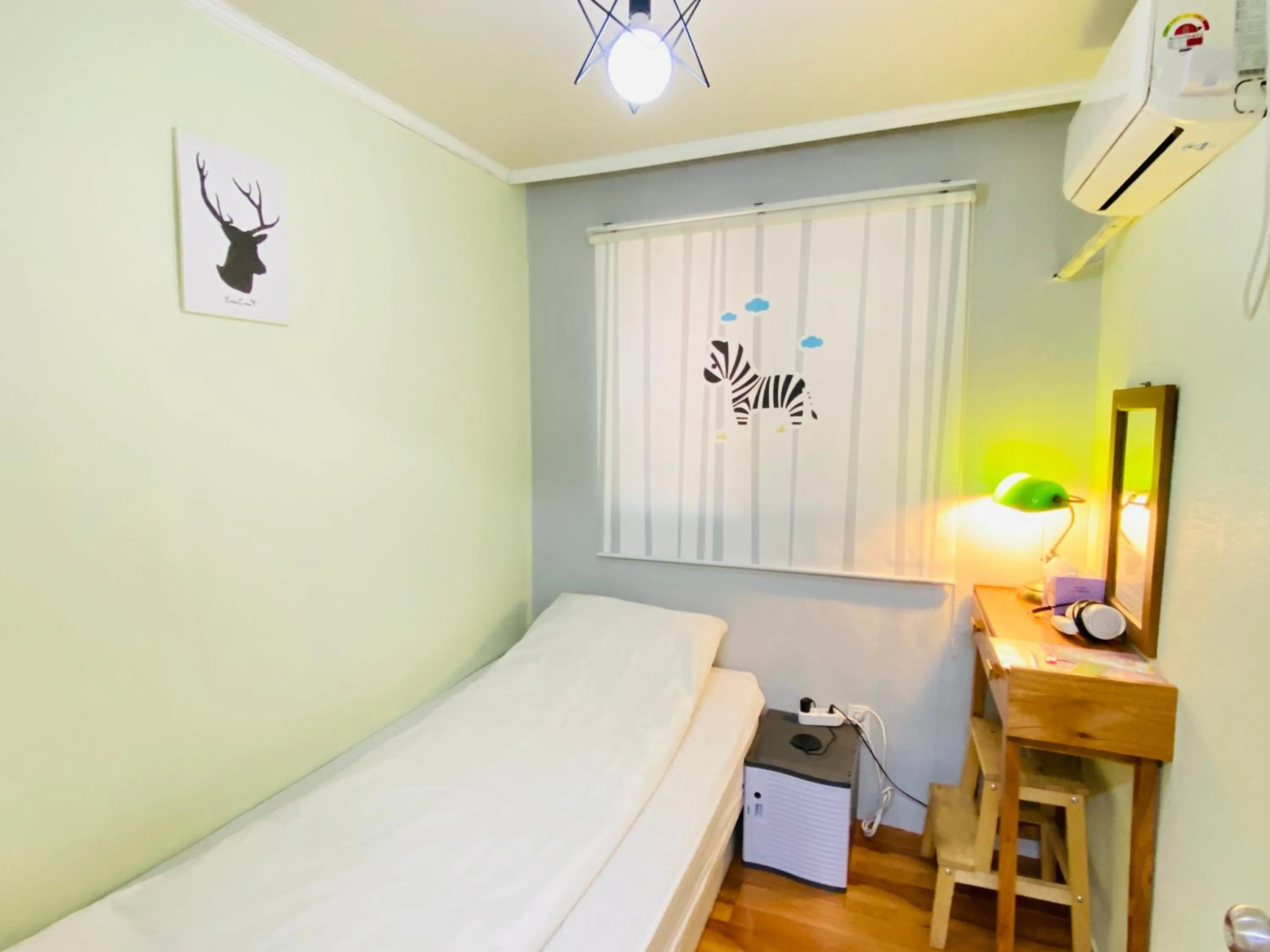 Photo of the whole room, Bed in Aroha Guesthouse Seoul Station