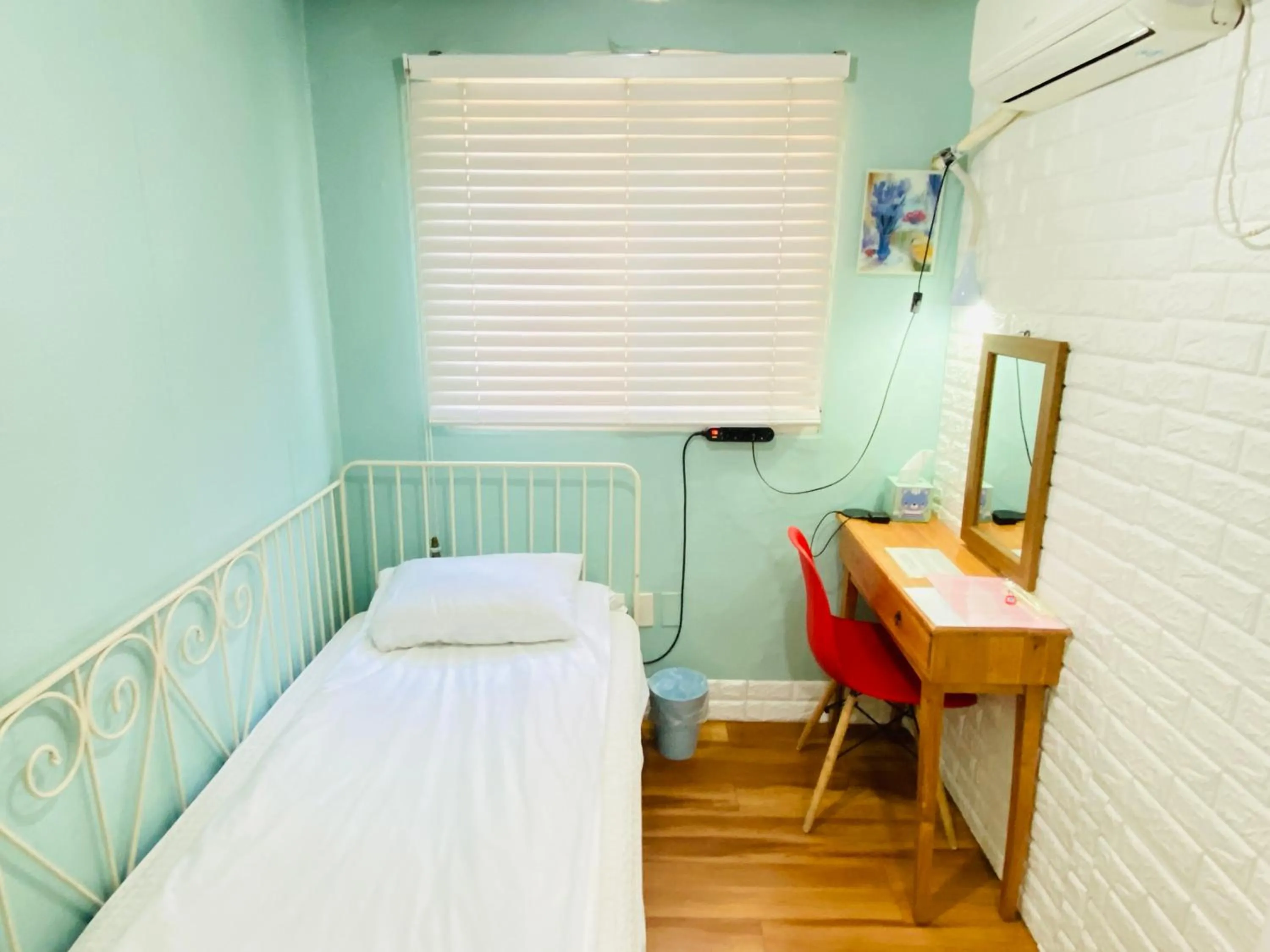 Photo of the whole room, Bed in Aroha Guesthouse Seoul Station