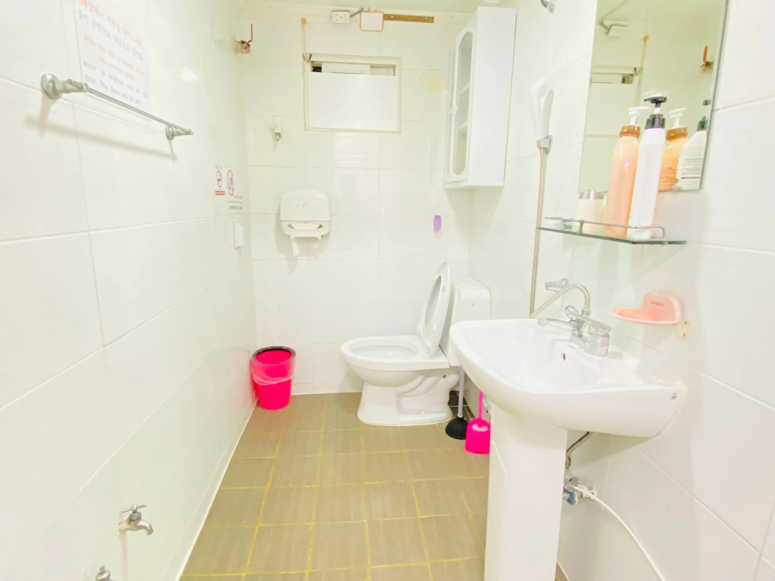 Toilet in Aroha Guesthouse Seoul Station