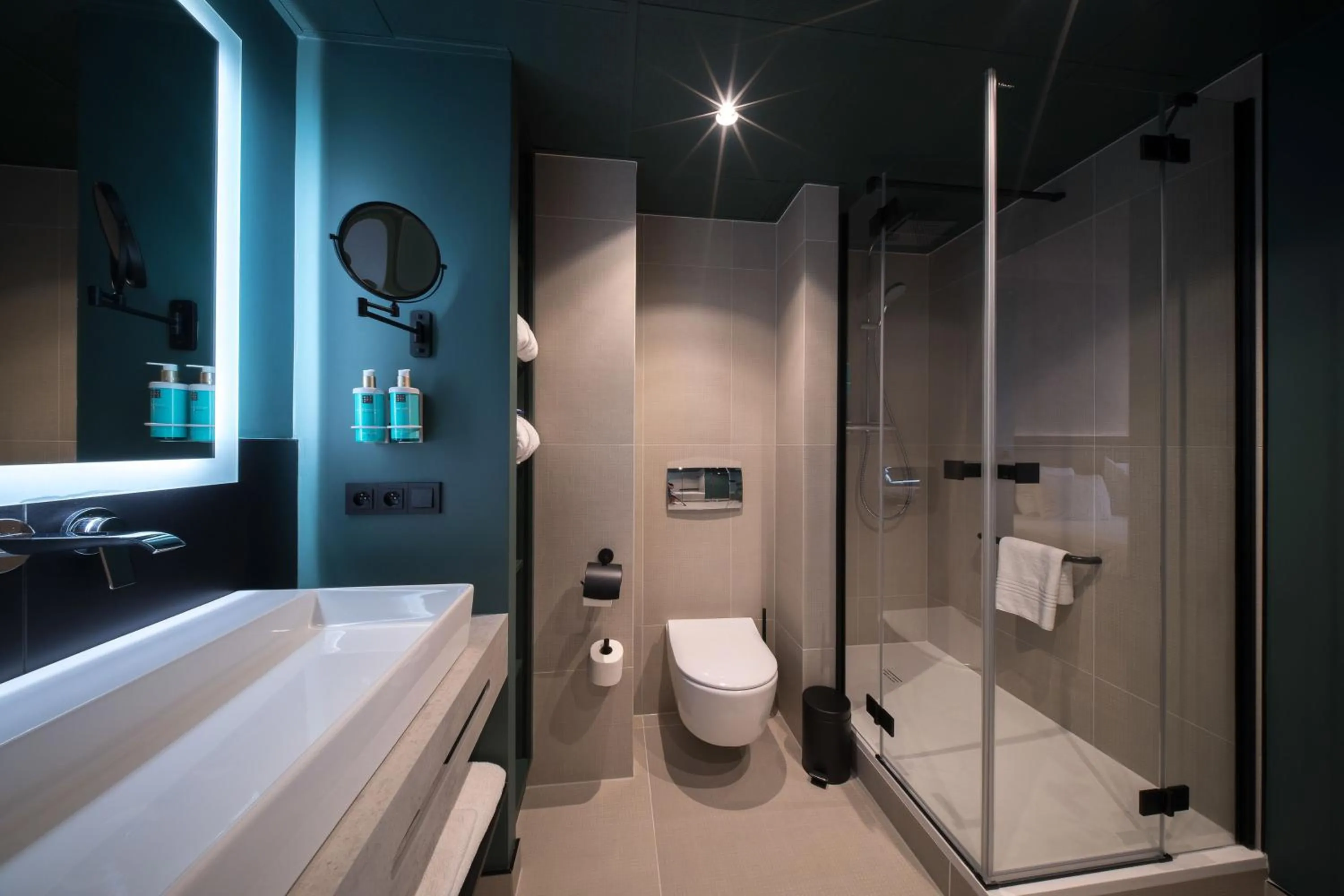 Shower in Novotel Praha Wenceslas Square