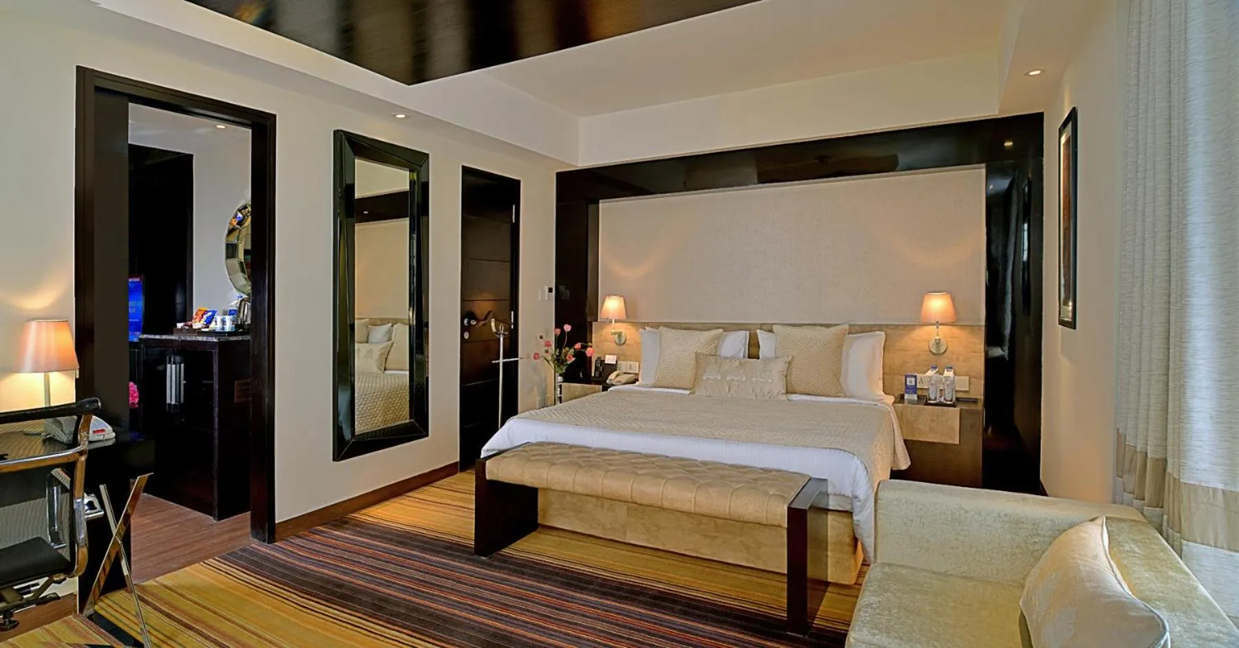 Living room, Bed in Fortune District Centre, Ghaziabad - Member ITC Hotels' Group