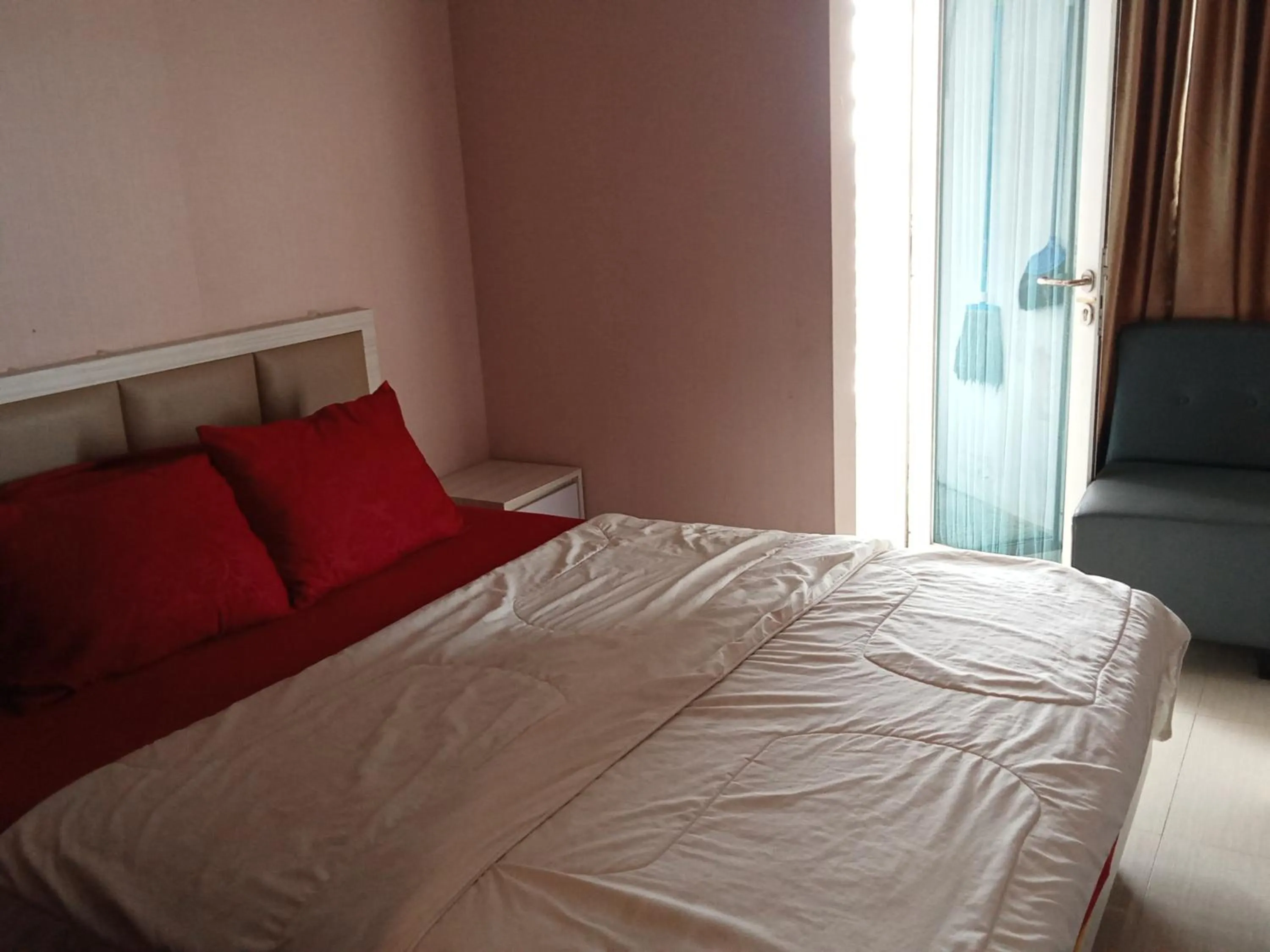 Bed in Apartemen Grand Kamala Lagoon Bekasi By Cicie Room