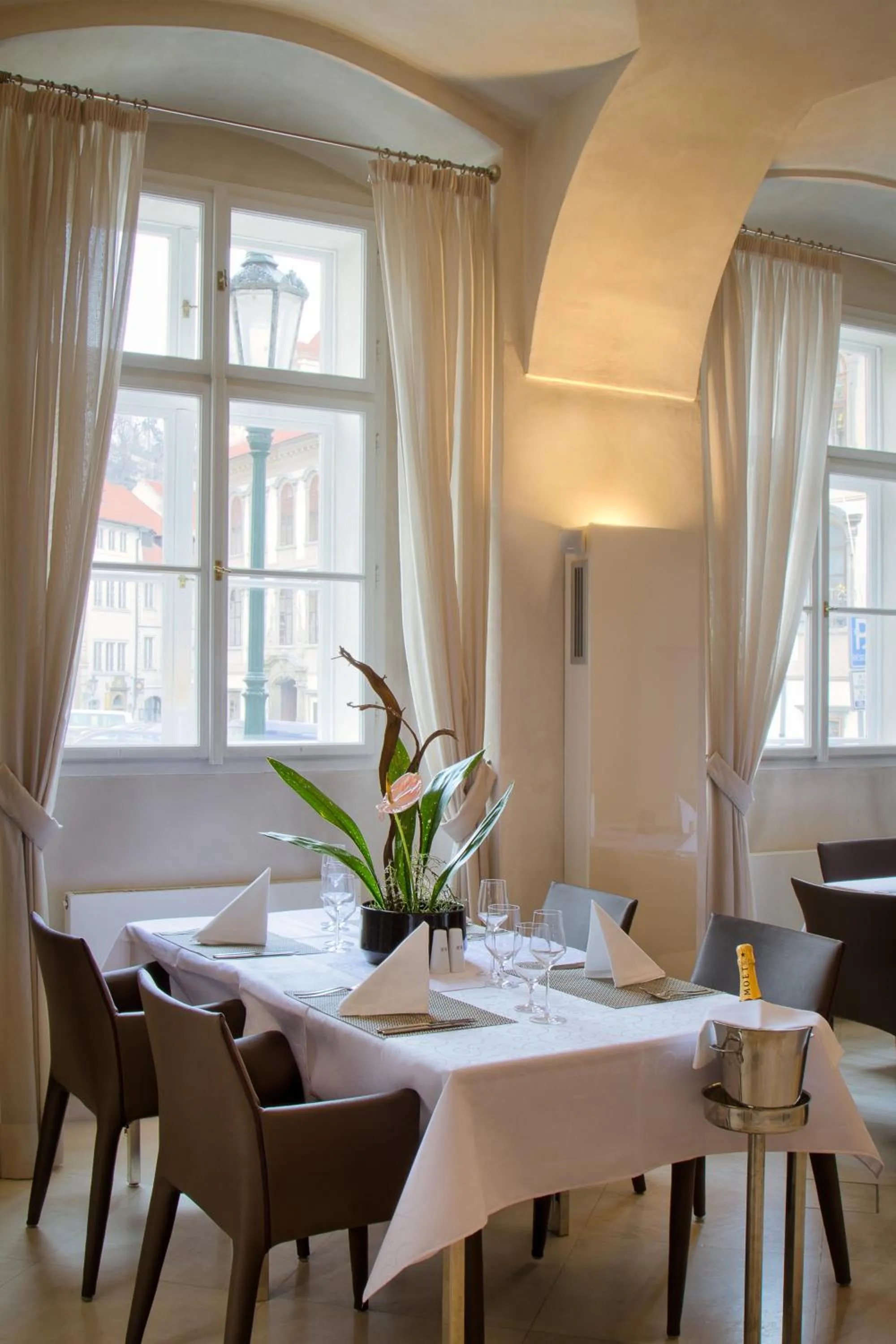 Restaurant/places to eat in Three Storks