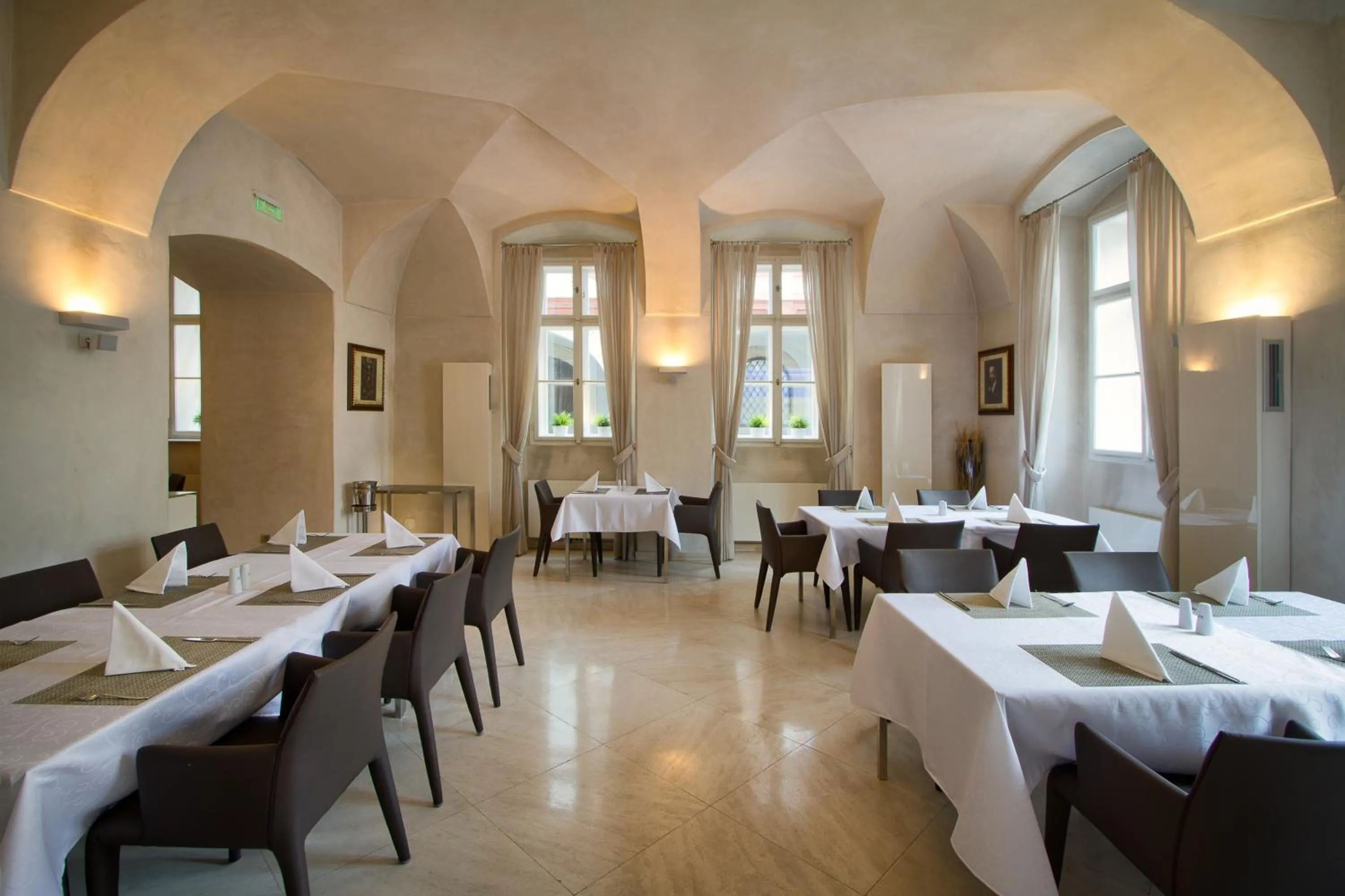 Restaurant/places to eat in Three Storks