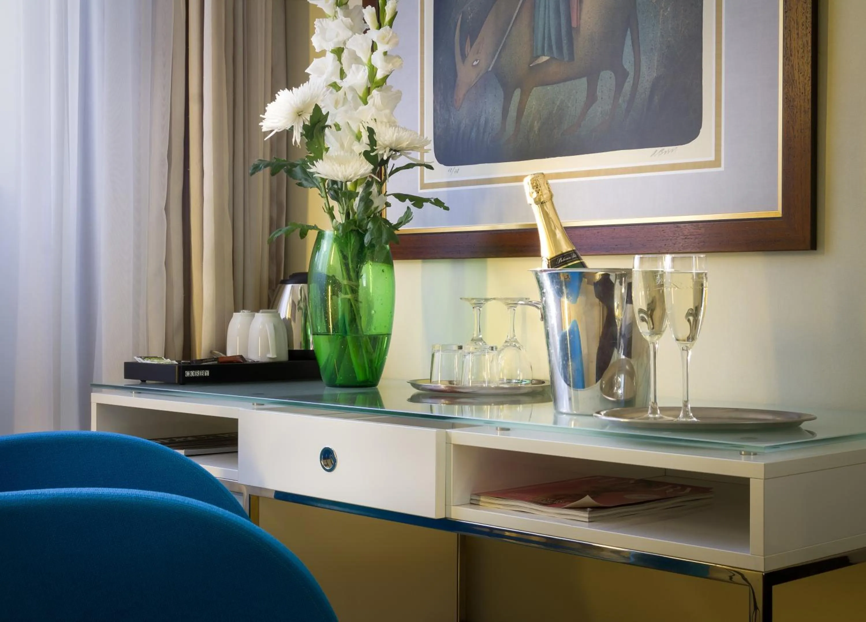 Bedroom in Three Storks