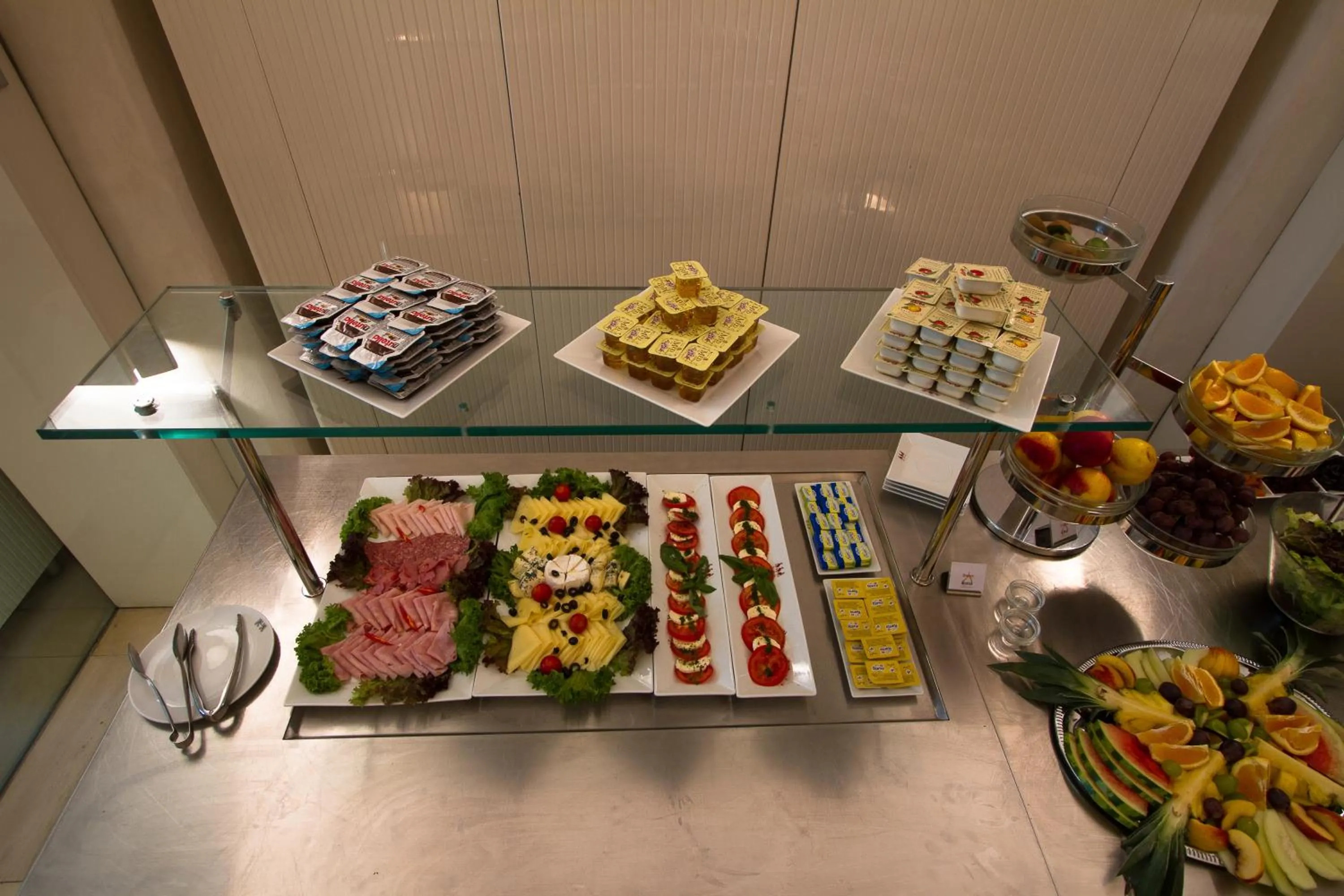 Breakfast in Three Storks