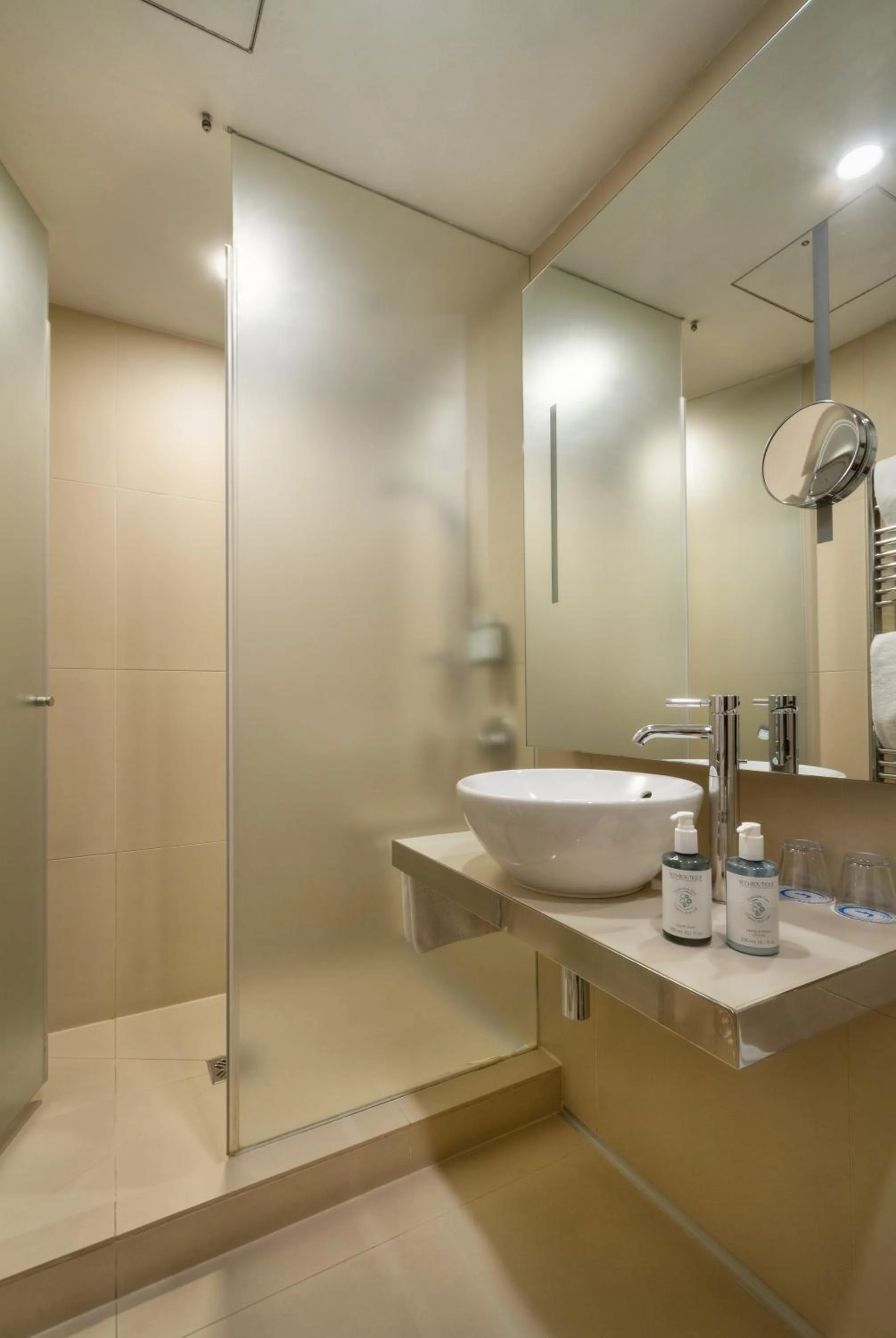 Shower in Three Storks