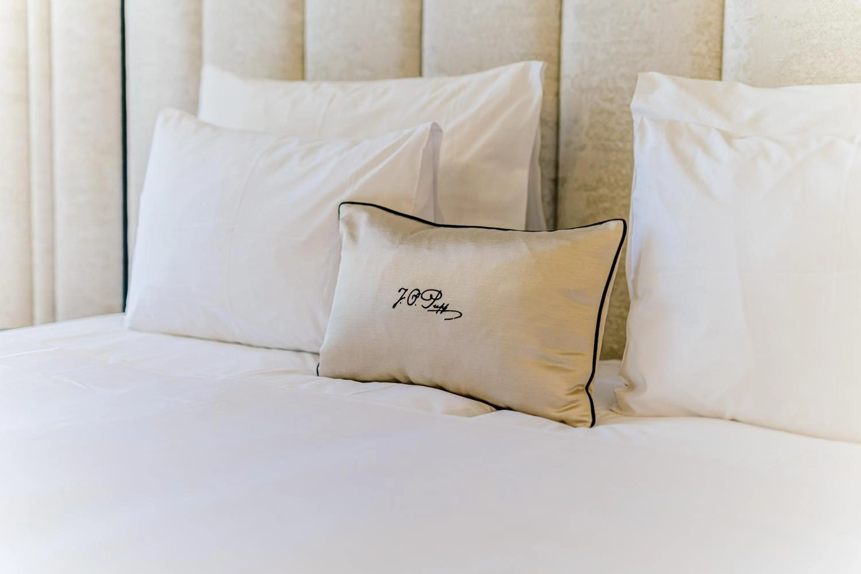 Bed in Grandhotel Pupp