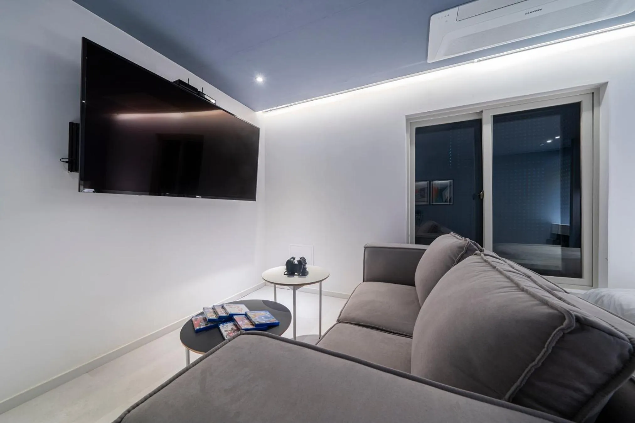 TV and multimedia in Croissant Hotel Guri by Aank