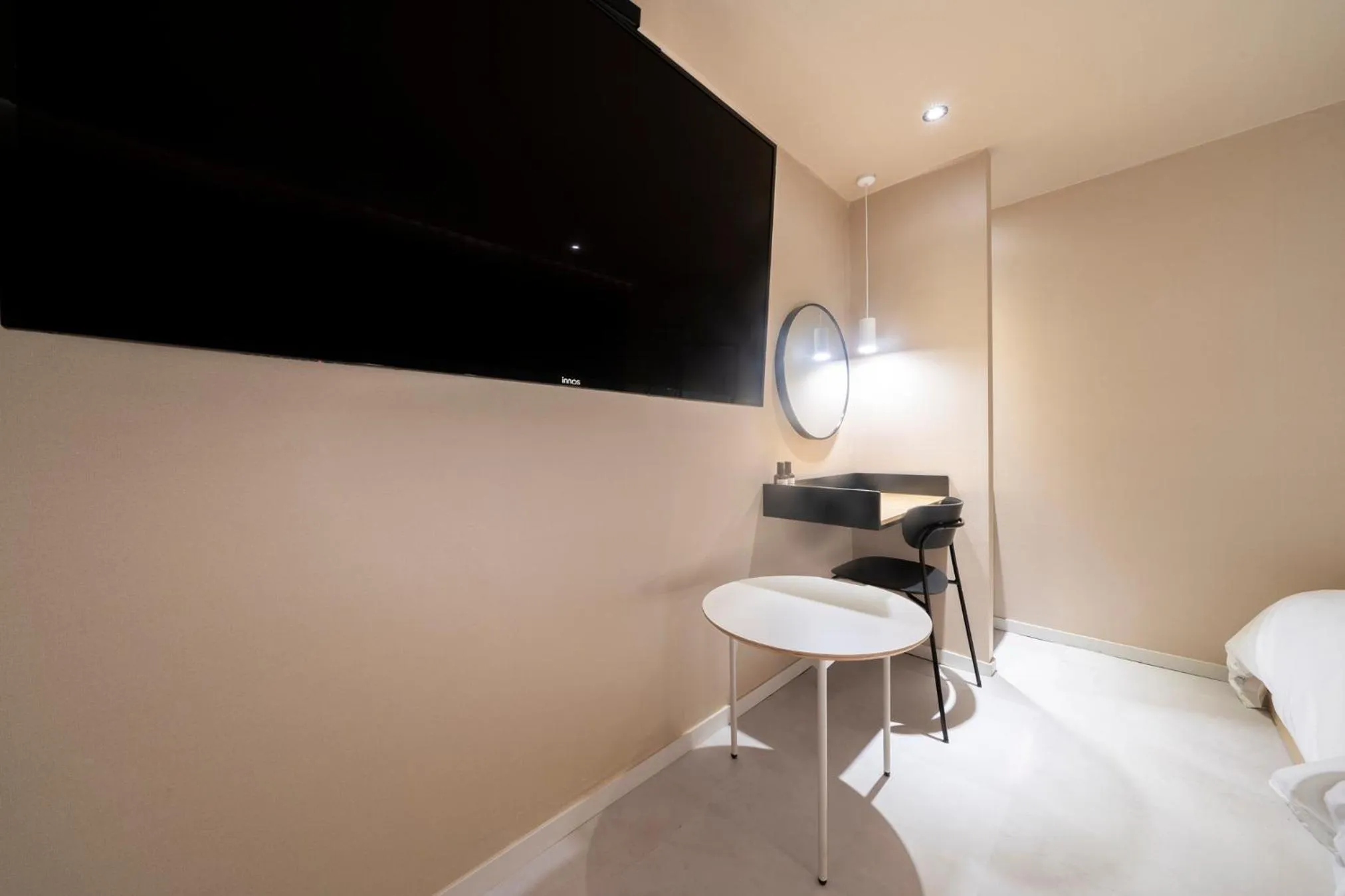 TV and multimedia in Croissant Hotel Guri by Aank