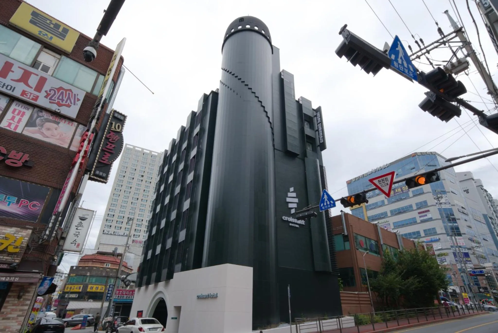 Property building in Croissant Hotel Guri by Aank