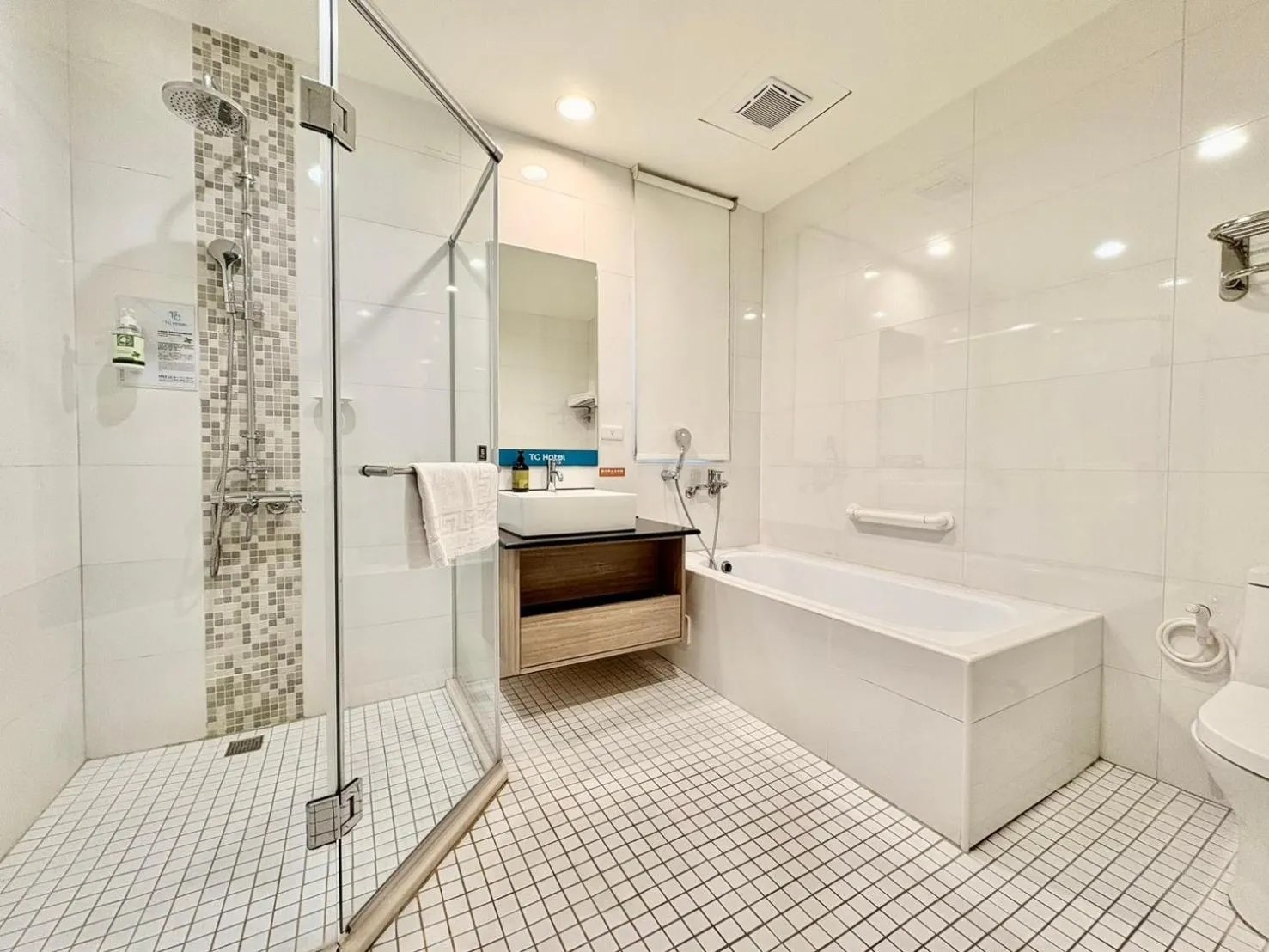 Shower in Tc慢旅花蓮館-近東大門夜市市中心