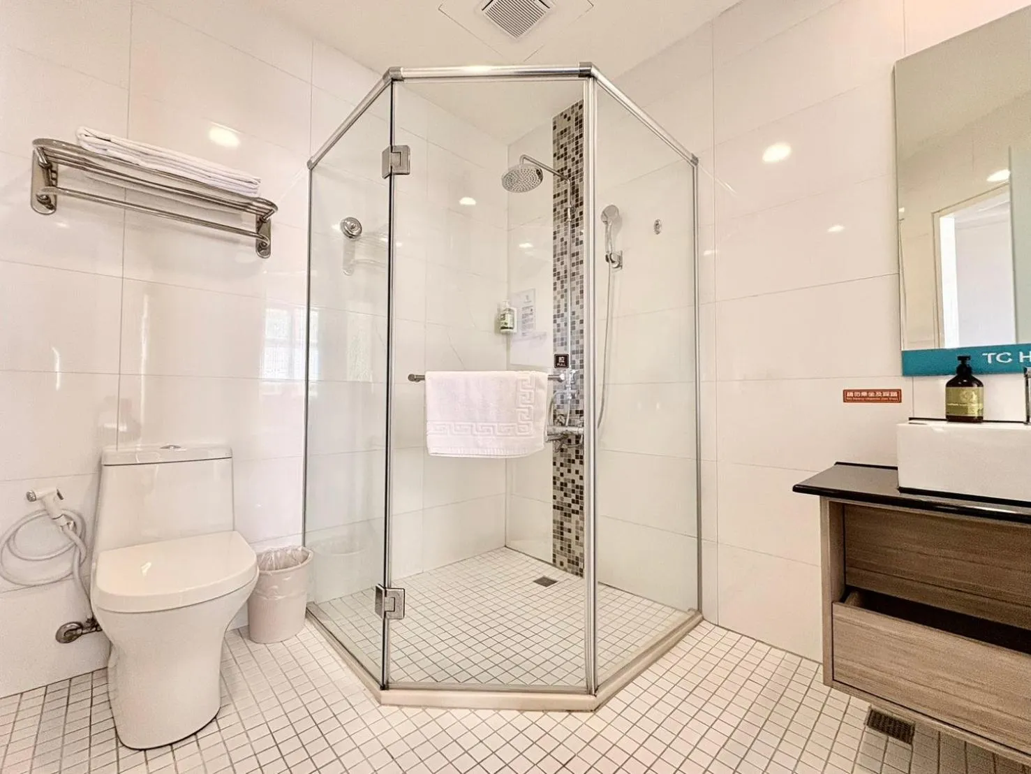 Shower in Tc慢旅花蓮館-近東大門夜市市中心