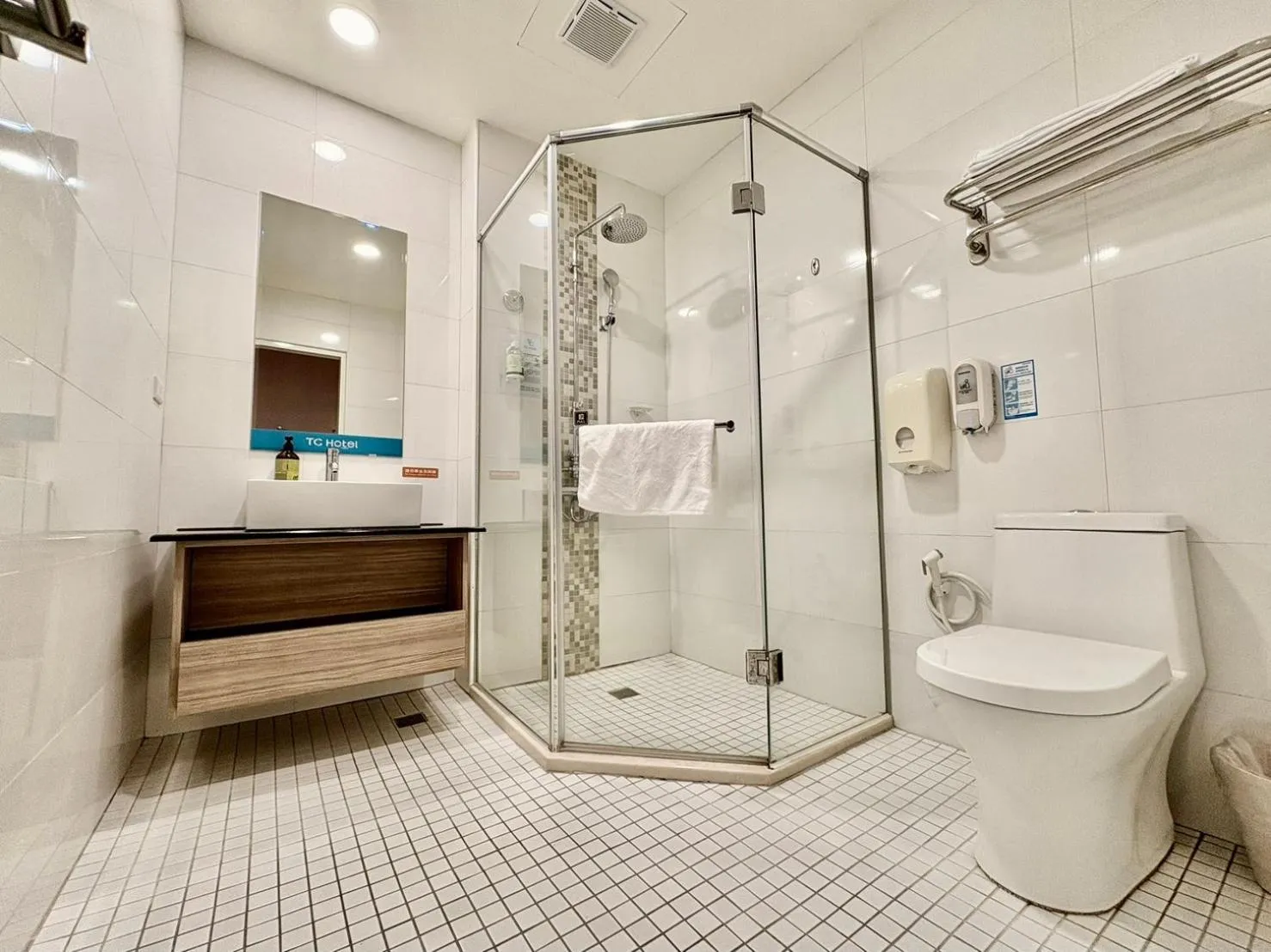 Shower in Tc慢旅花蓮館-近東大門夜市市中心