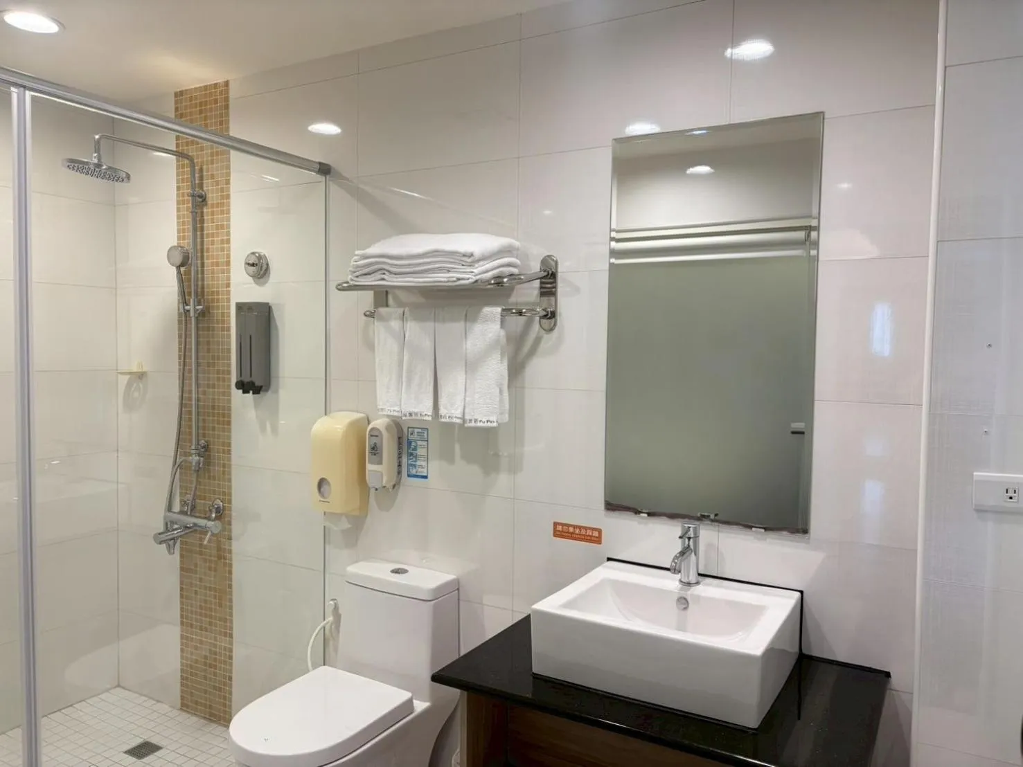 Shower in Tc慢旅花蓮館-近東大門夜市市中心