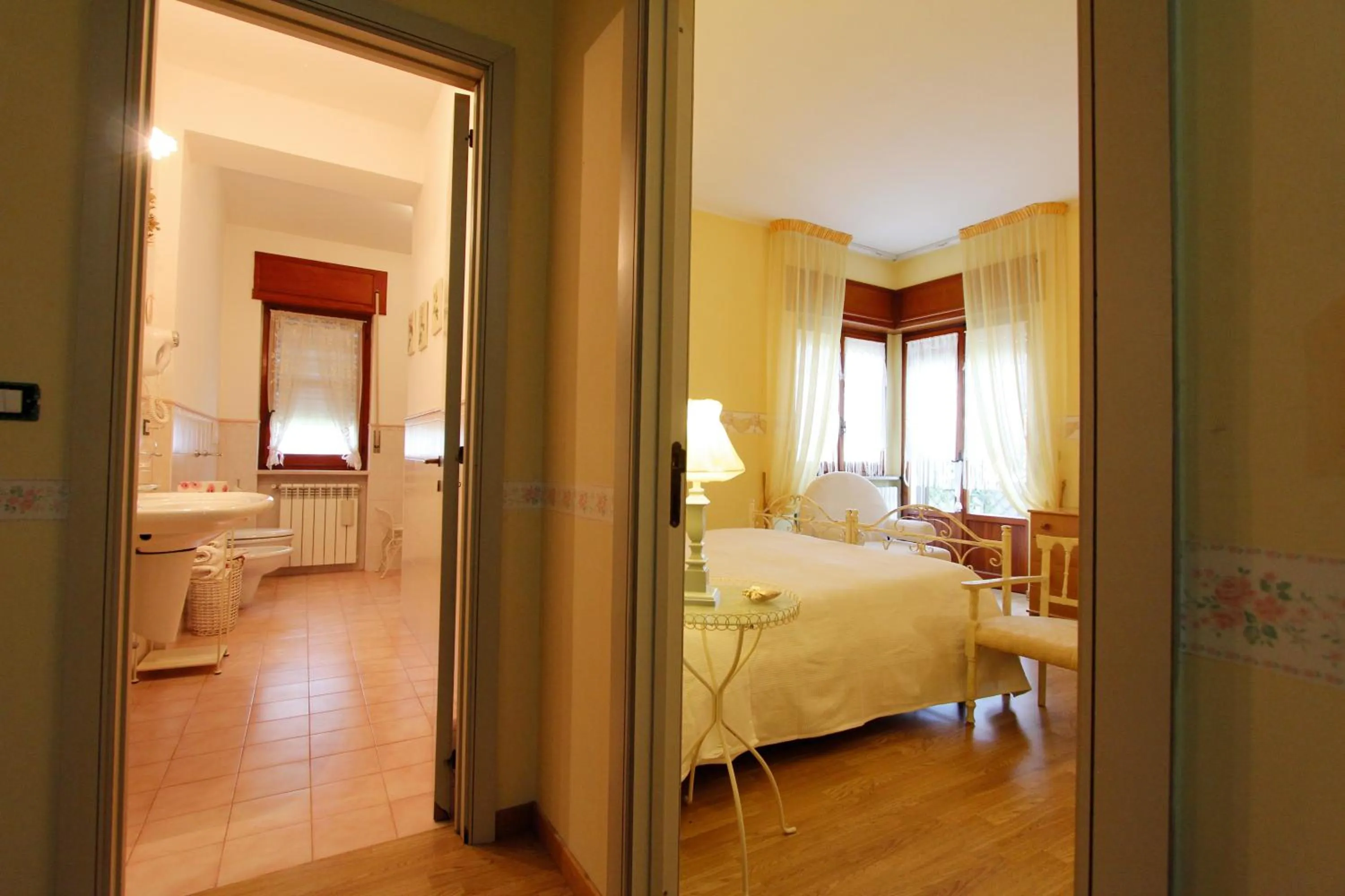 Bathroom, Bed in Villa Carol Appartamento e B&B