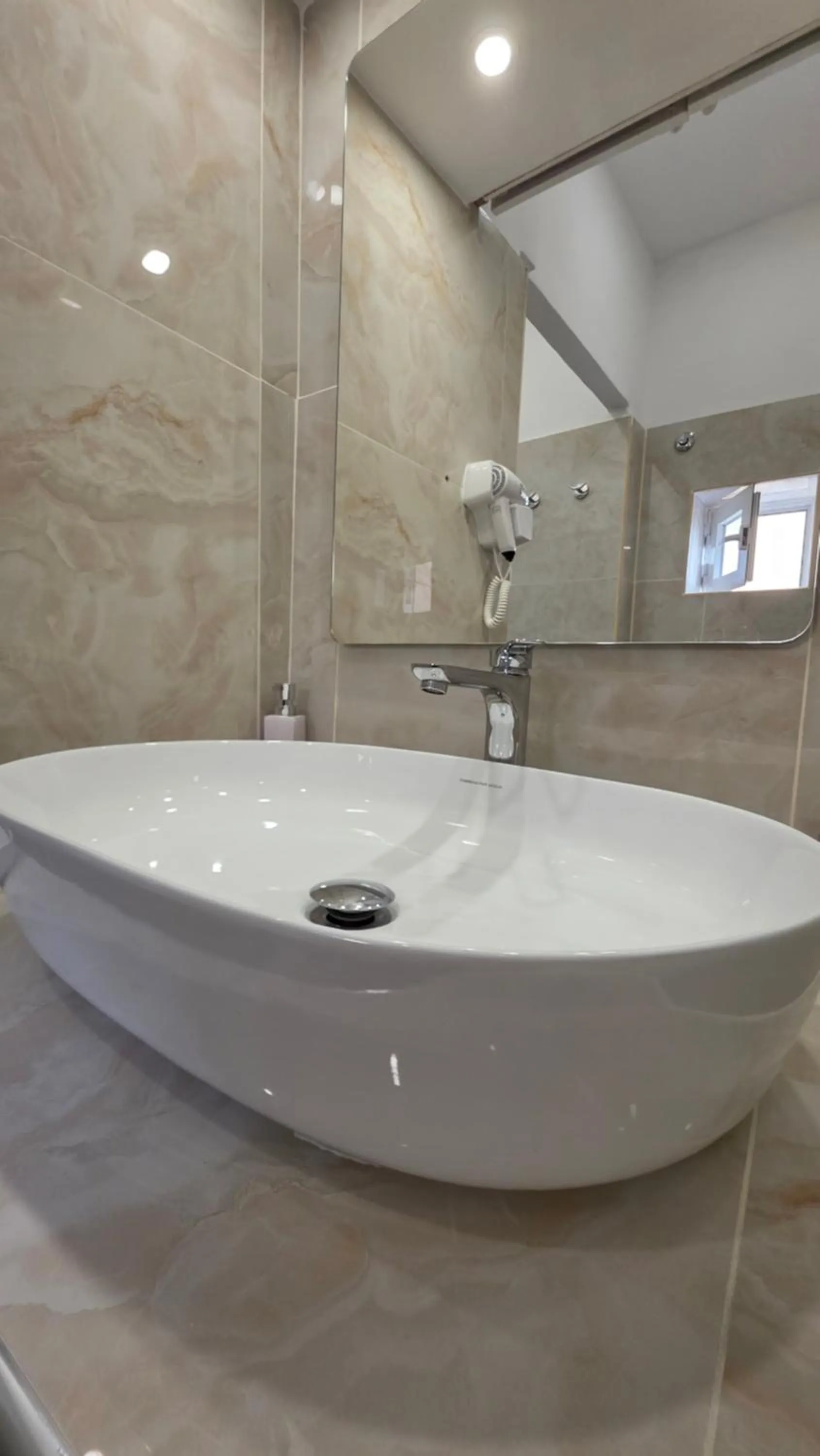 Bathroom in Appia Avenue 639