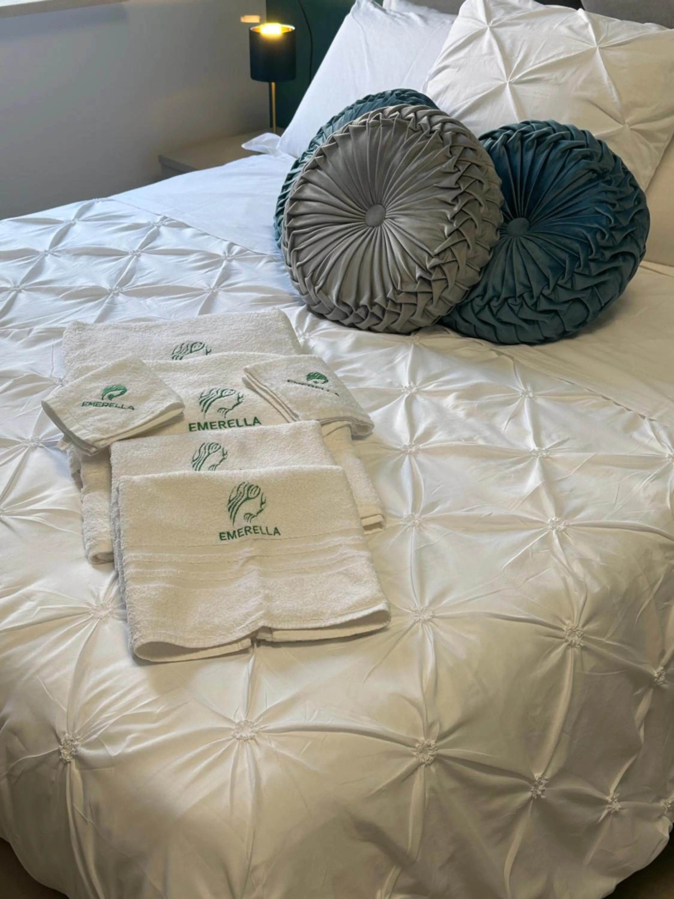towels, Bed in Emerella Luxury Suites-Siderno Lungomare