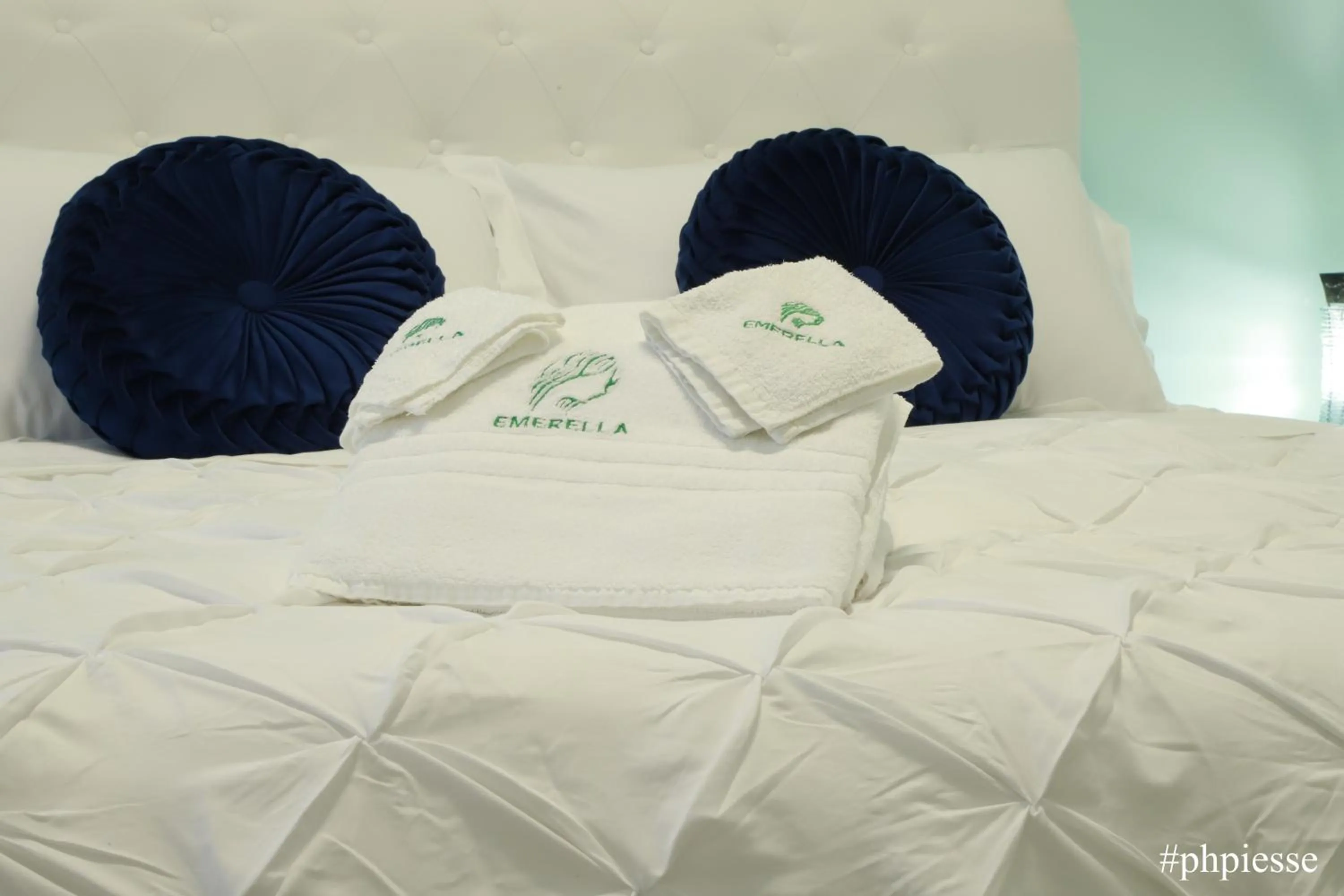 towels, Bed in Emerella Luxury Suites-Siderno Lungomare