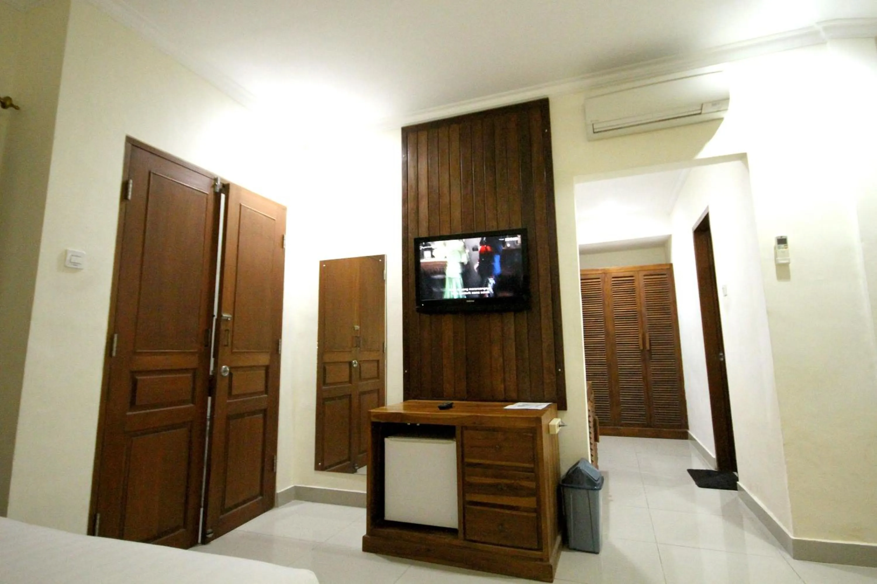 TV and multimedia in Swastika Guesthouse Sanur
