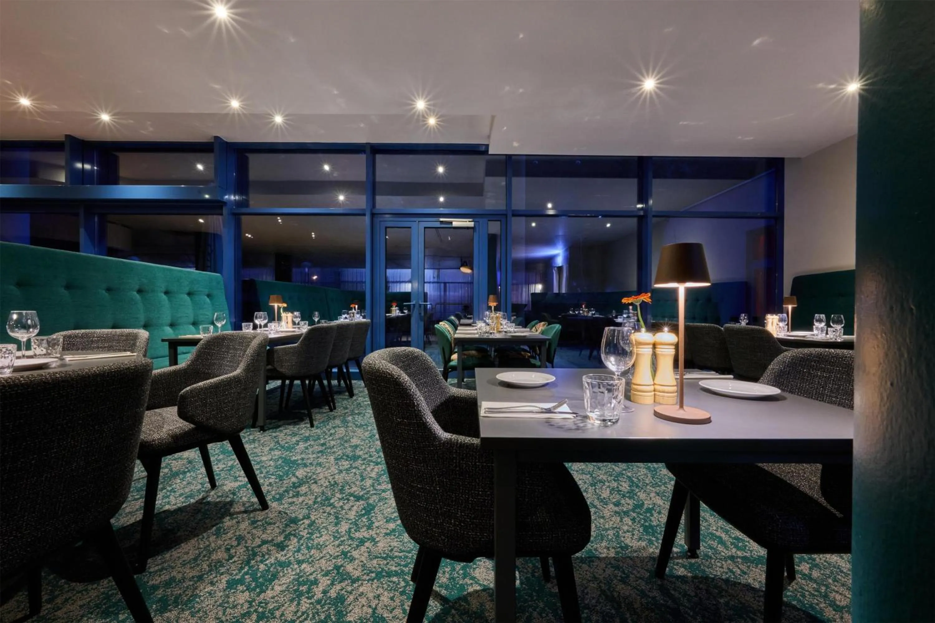 Restaurant/places to eat in NH Prague City