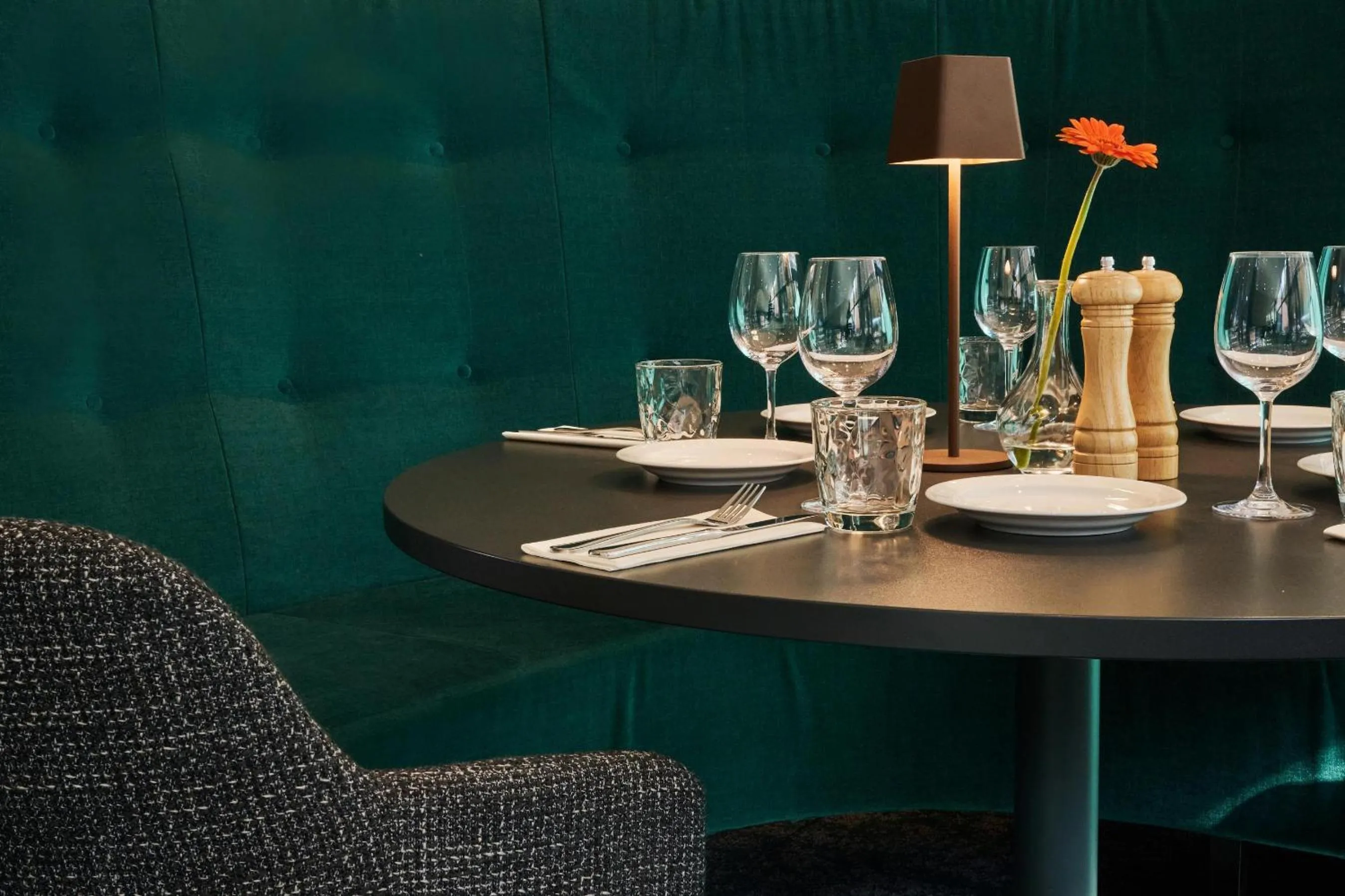 Restaurant/places to eat in NH Prague City