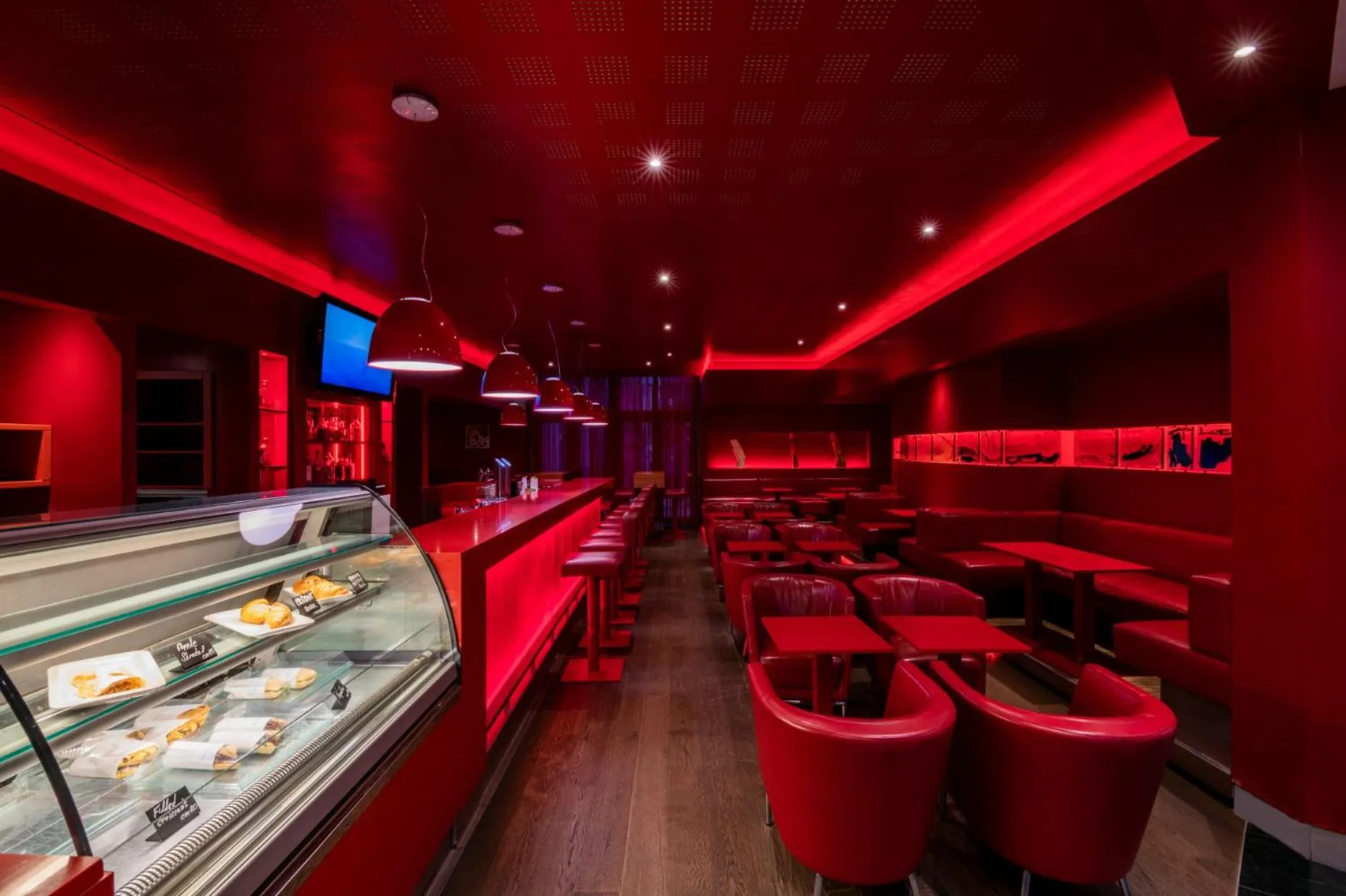 Lounge or bar in NH Prague City