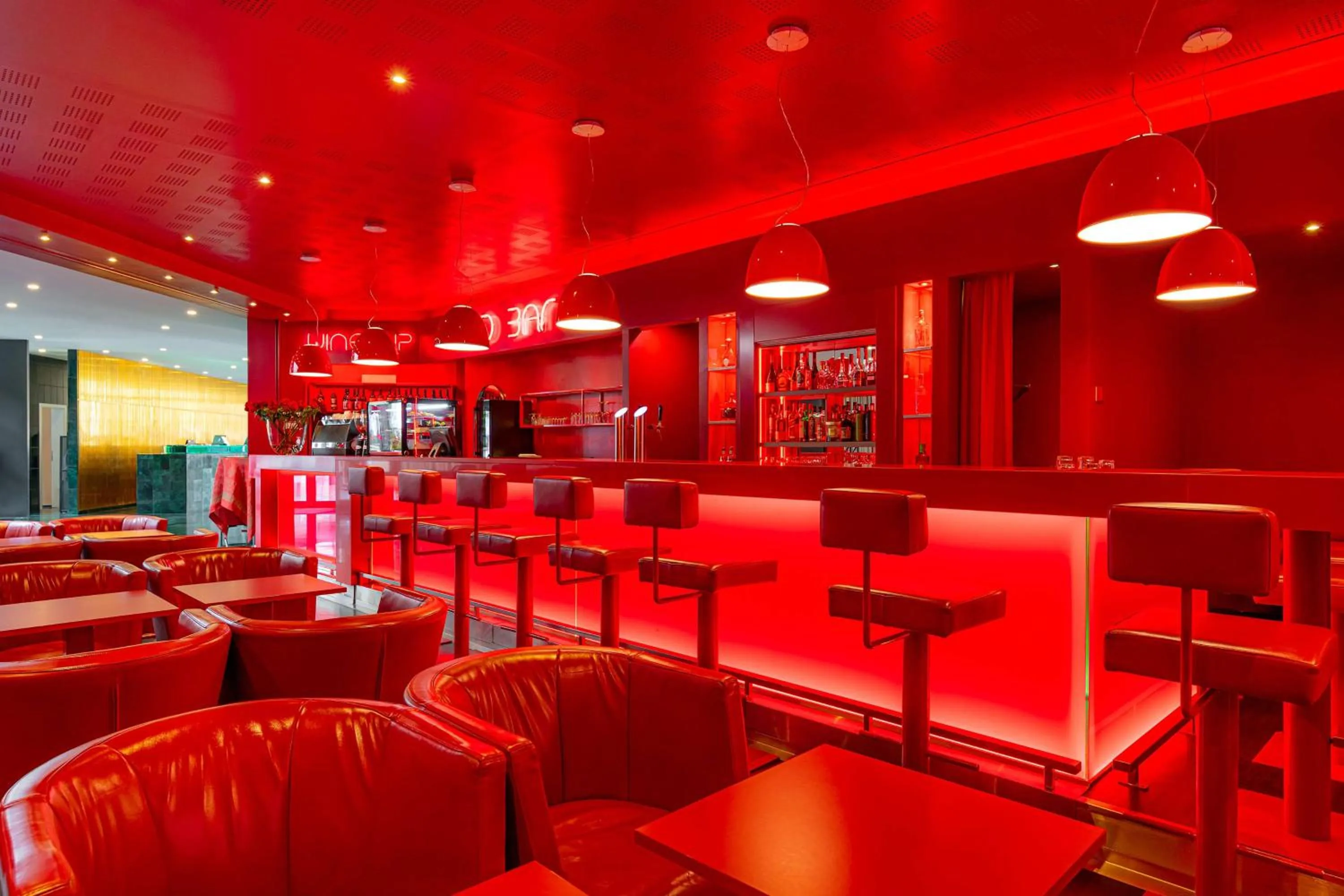 Lounge or bar in NH Prague City