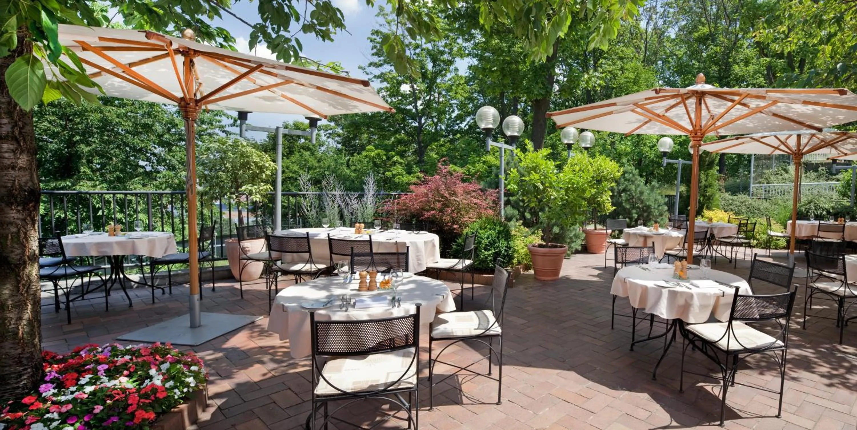 Restaurant/places to eat in NH Prague City