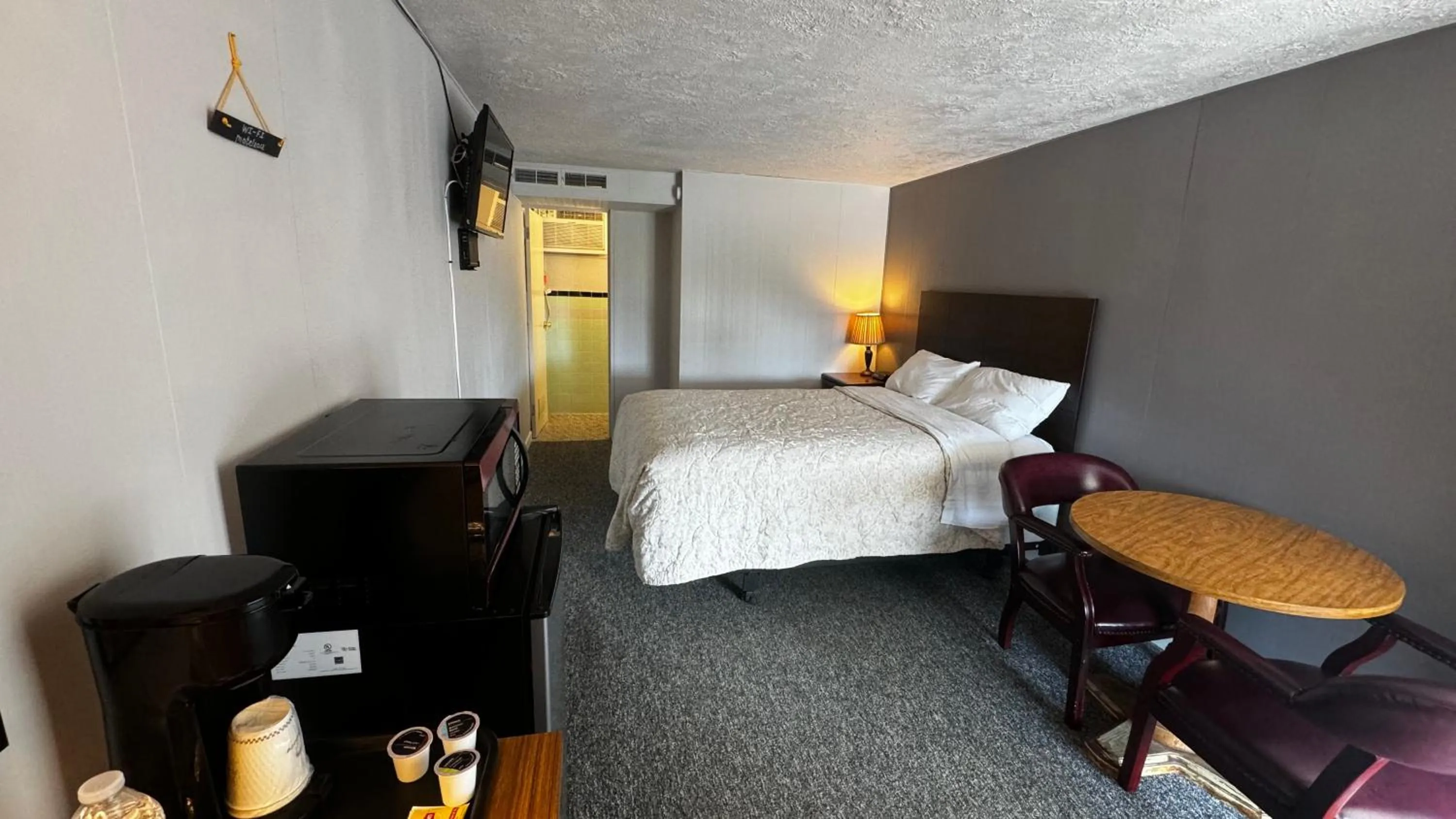 Photo of the whole room, Bed in Hopwood Motel