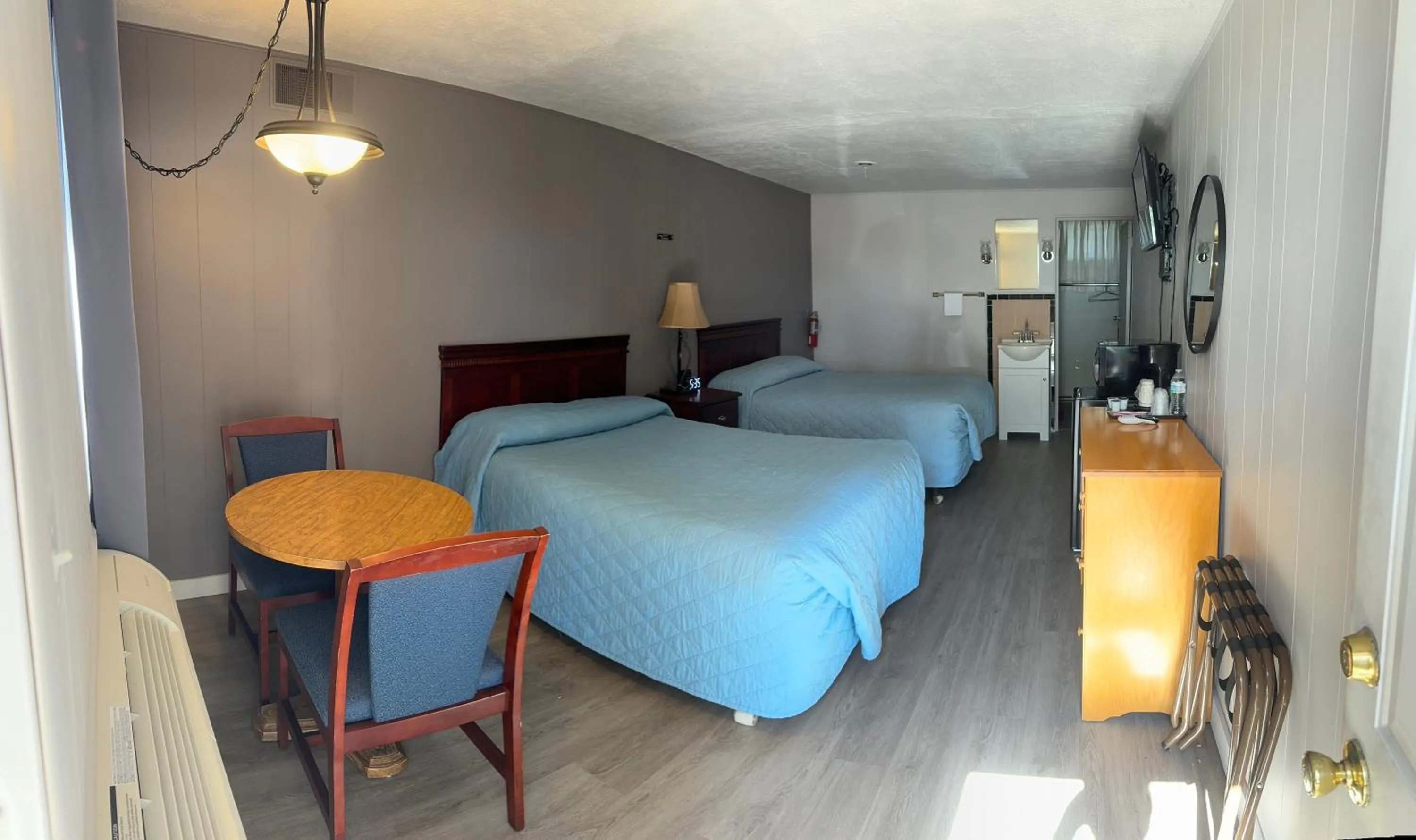 Photo of the whole room, Bed in Hopwood Motel