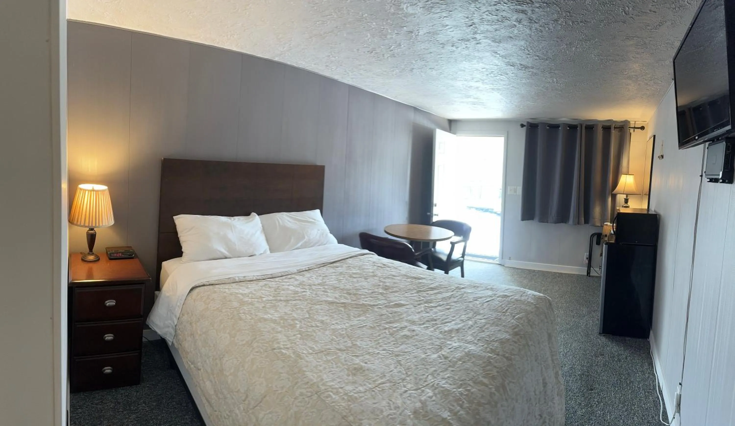 Photo of the whole room, Bed in Hopwood Motel