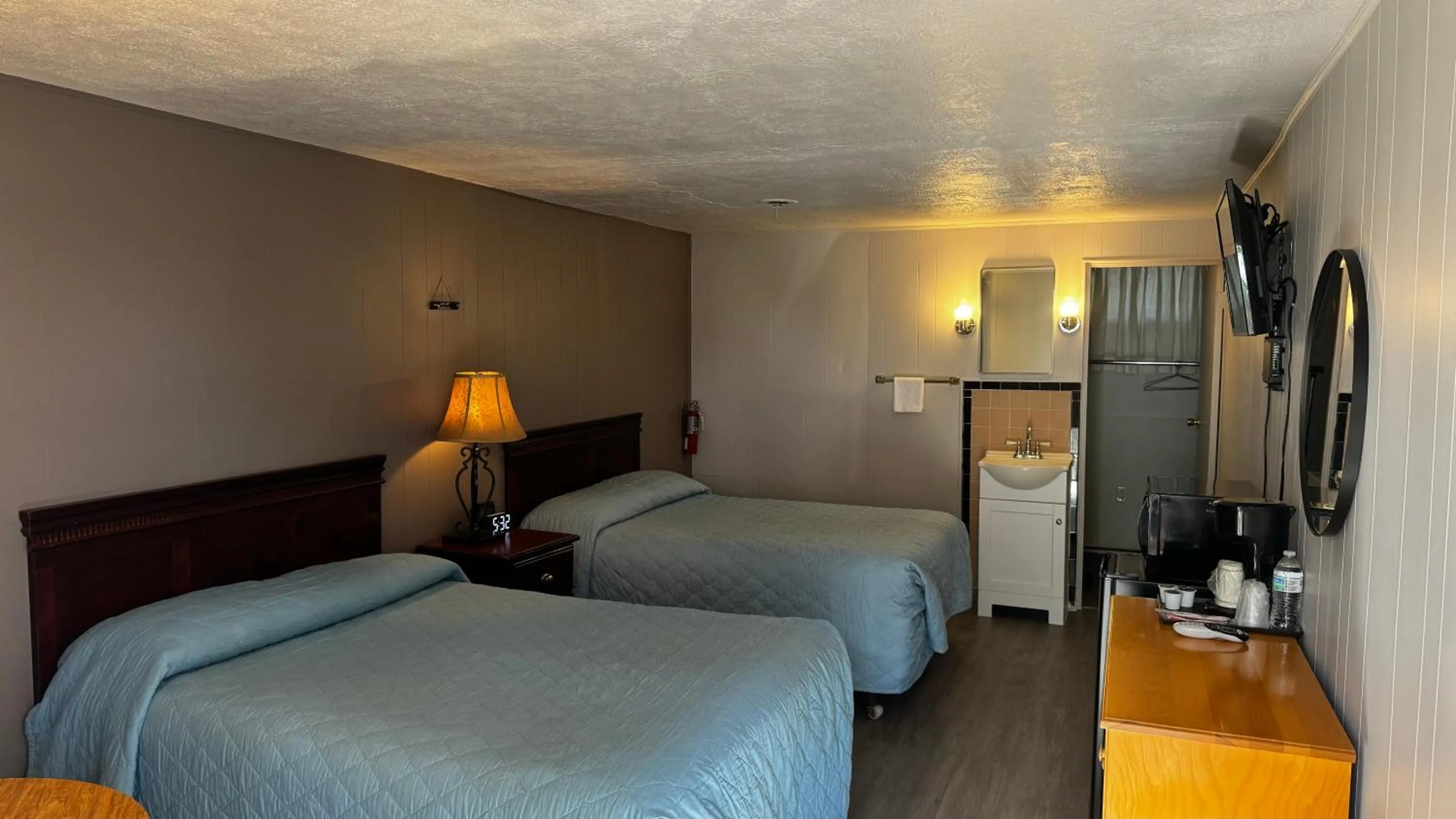 Photo of the whole room, Bed in Hopwood Motel