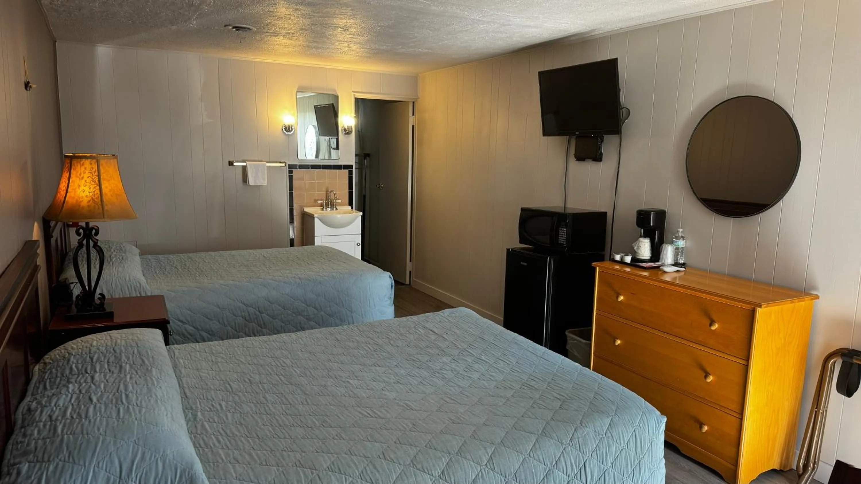 Photo of the whole room, Bed in Hopwood Motel