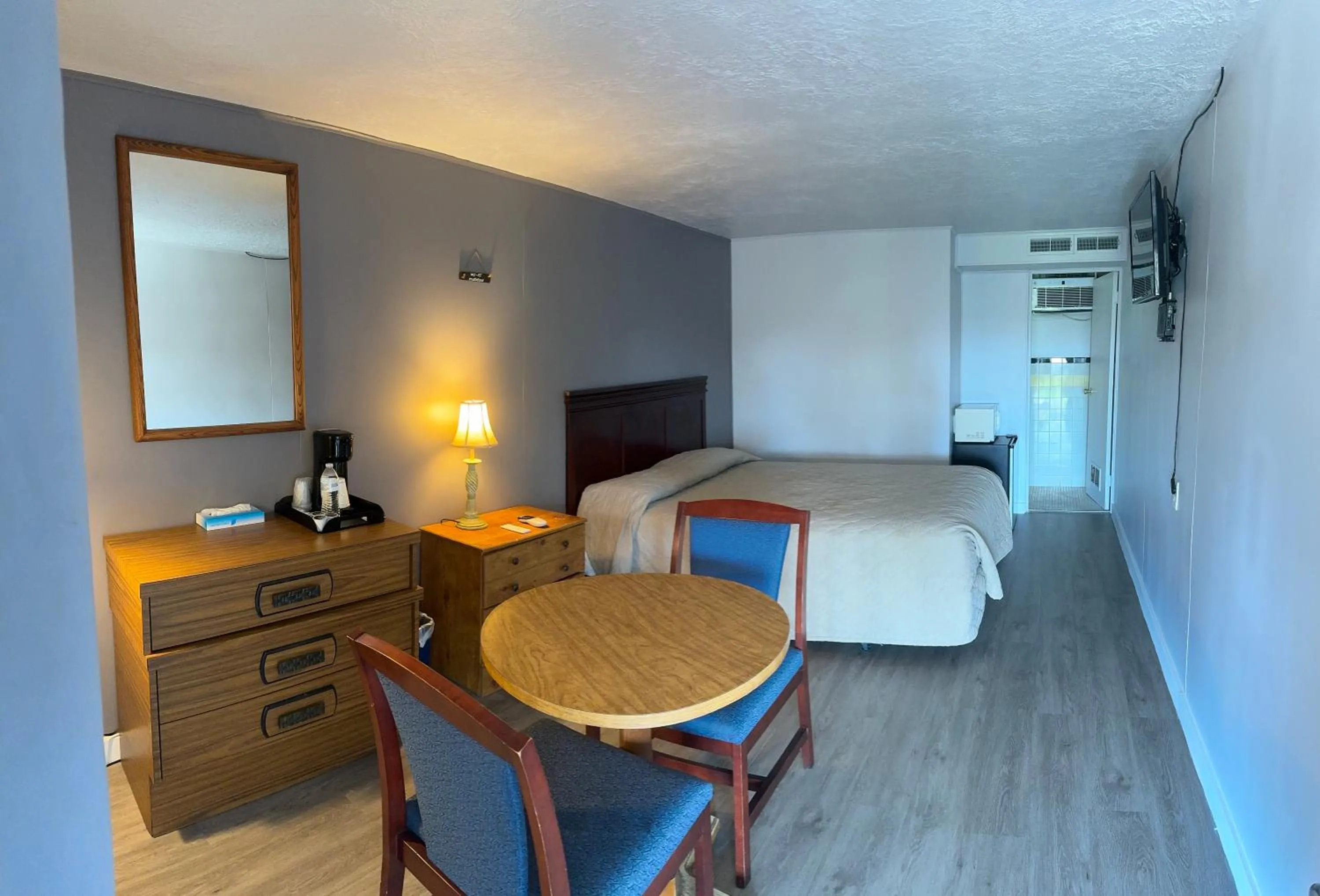 Photo of the whole room, Bed in Hopwood Motel