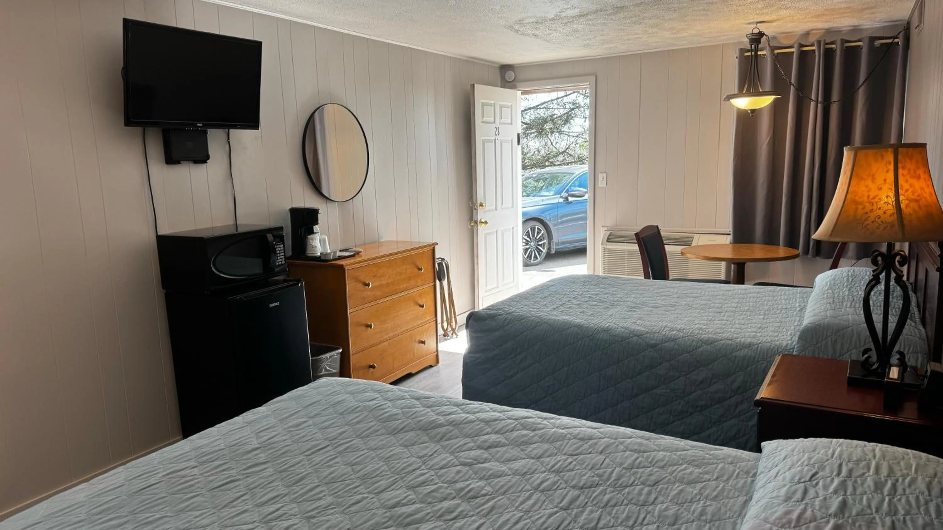 Photo of the whole room, Bed in Hopwood Motel