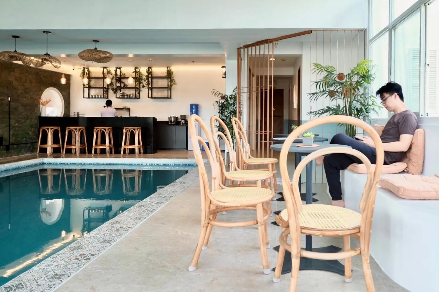 Beds & Friends Hostel Mactan with Pool and Bar