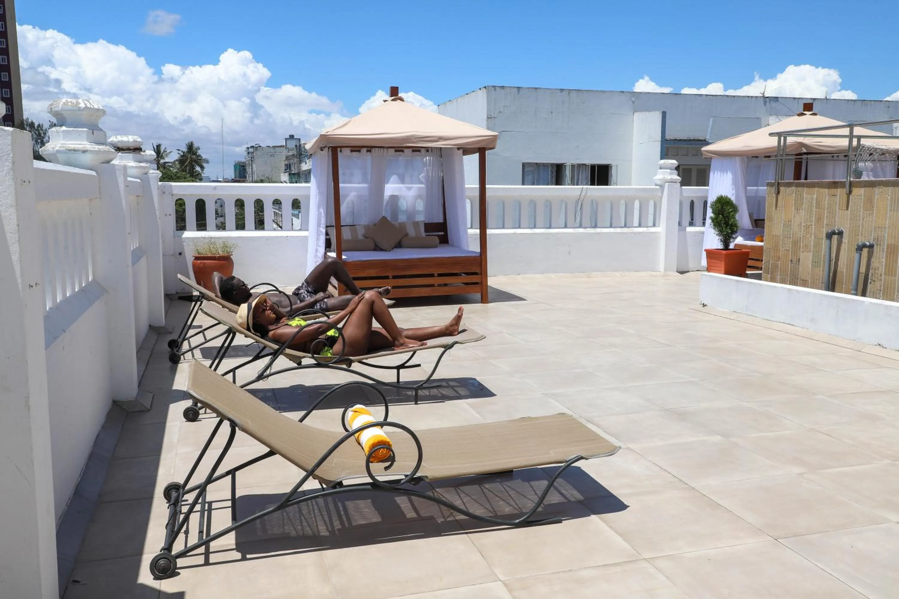 Swimming pool in Sentrim Castle Royal Hotel