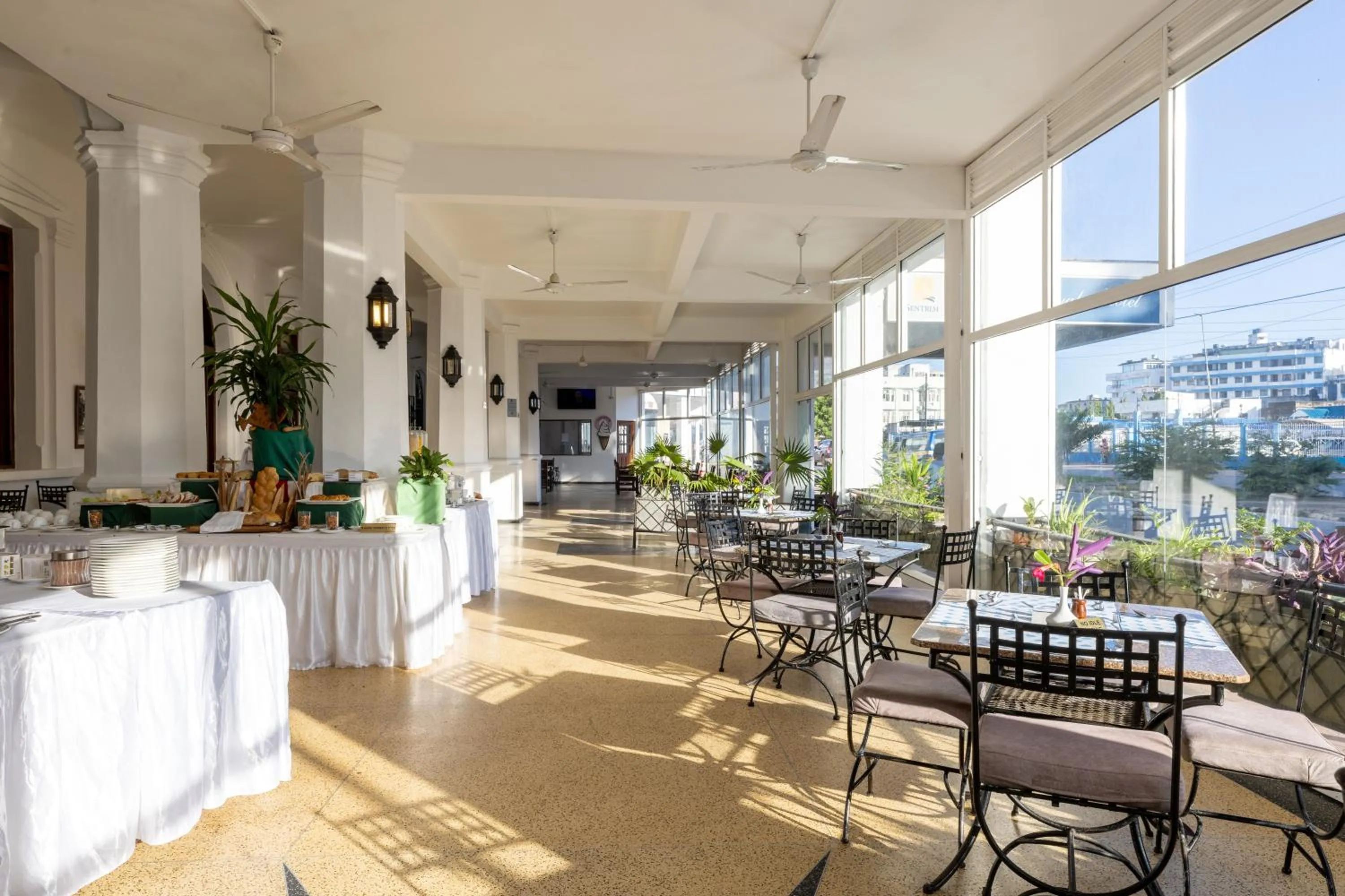 Restaurant/places to eat in Sentrim Castle Royal Hotel