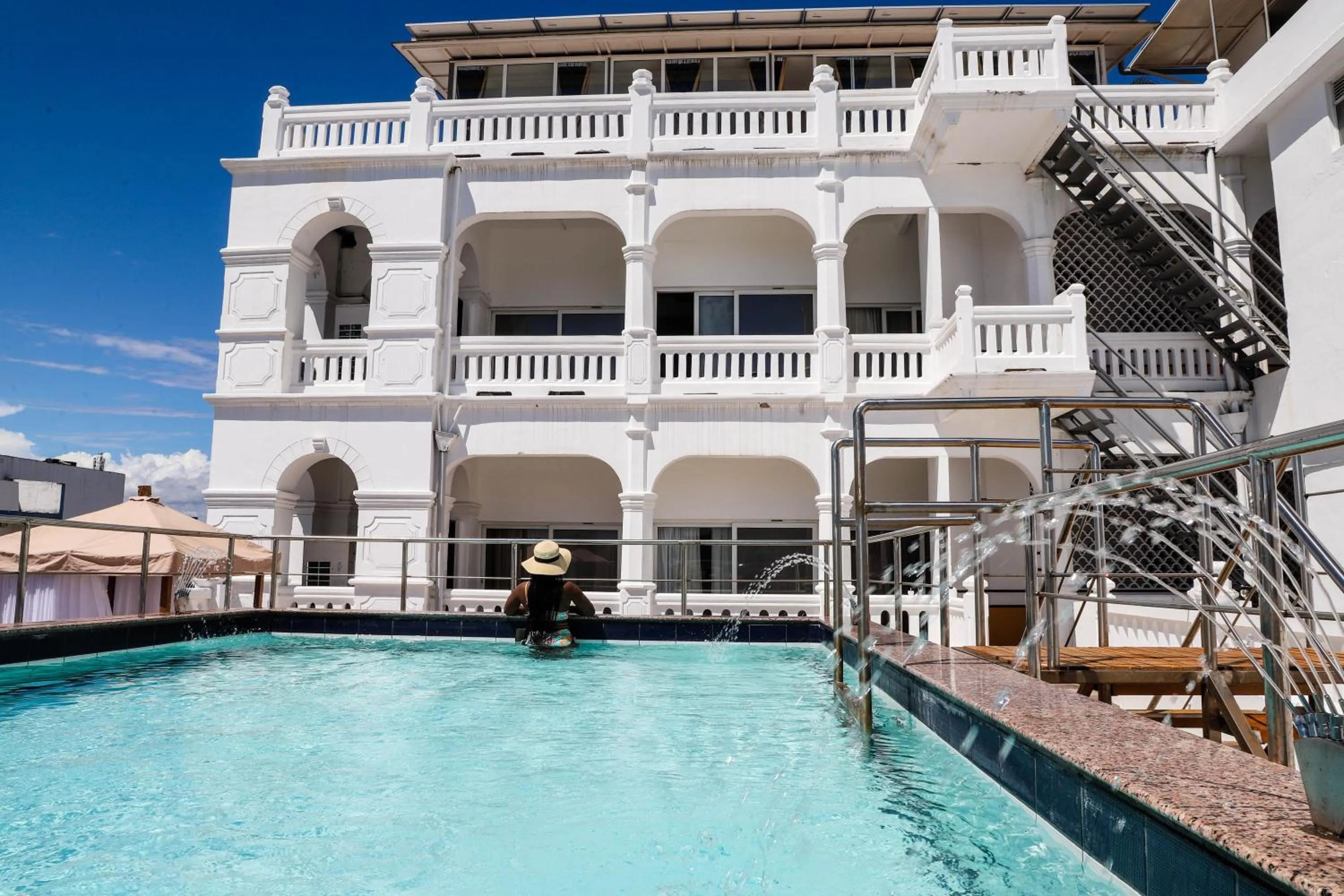 Swimming pool in Sentrim Castle Royal Hotel