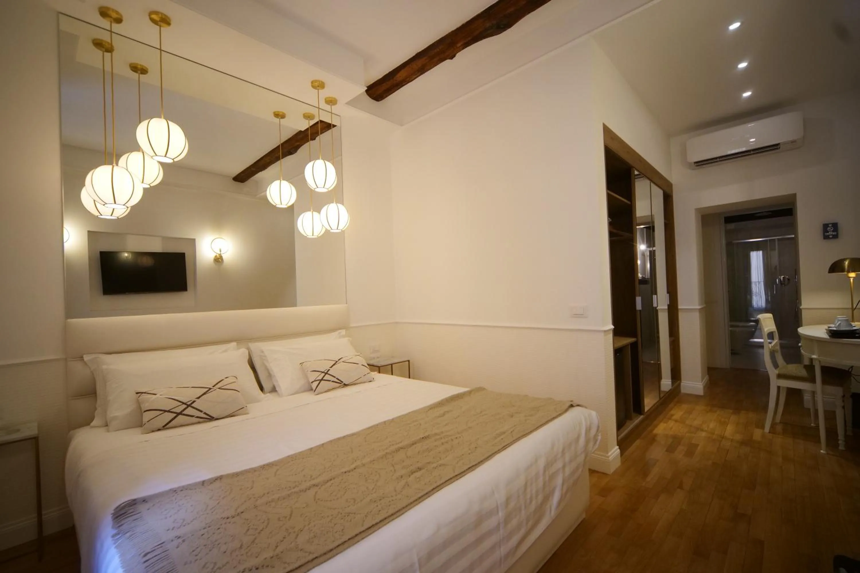 Balcony/Terrace, Bed in Relais Luxury Corso