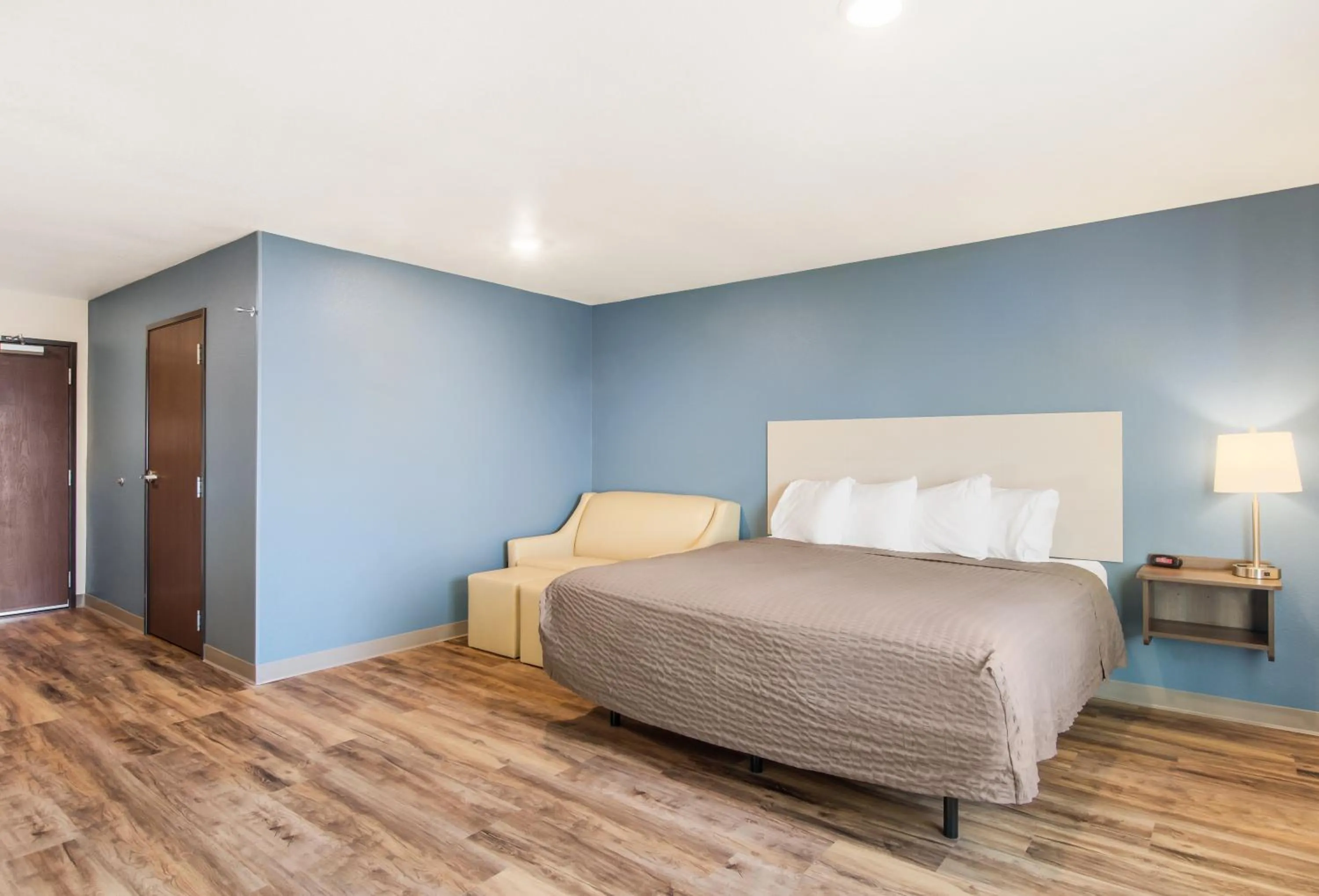 Photo of the whole room, Bed in WoodSpring Suites Thornton-North Denver